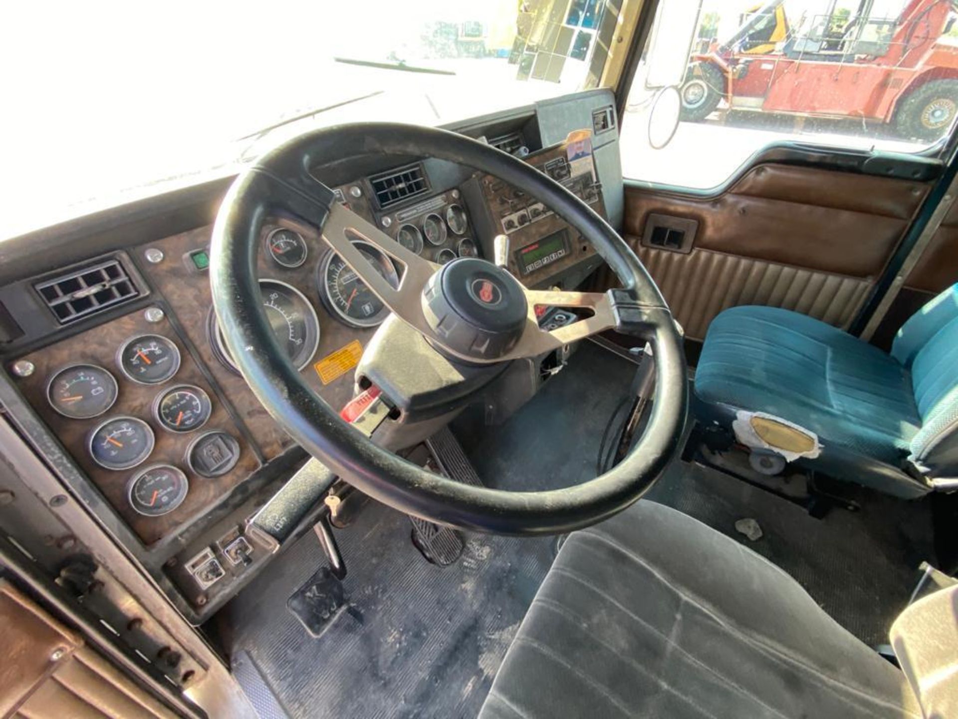 1998 Kenworth Sleeper Truck Tractor, standard transmission of 18 speeds - Image 36 of 55