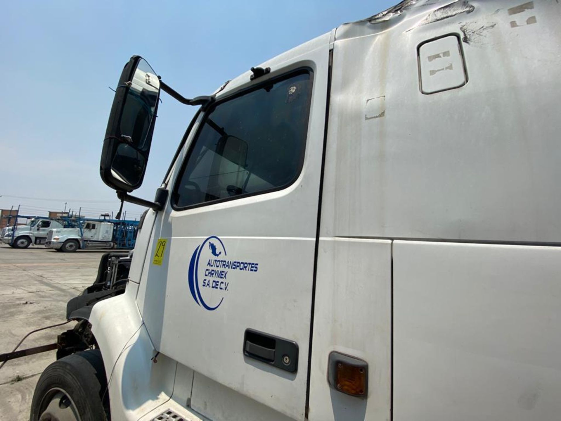 2001 Volvo Sleeper Truck Tractor, estándar transmissión of 18 speeds, with Volvo motor - Image 60 of 60