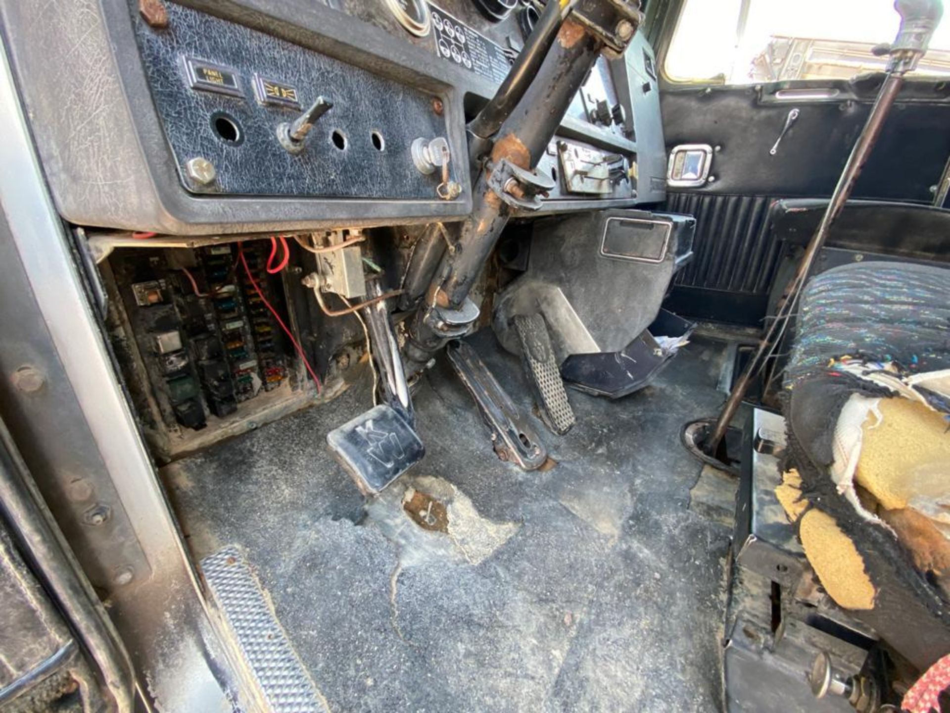 1982 Kenworth Dump Truck, standard transmission of 10 speeds, with Cummins motor - Image 41 of 67