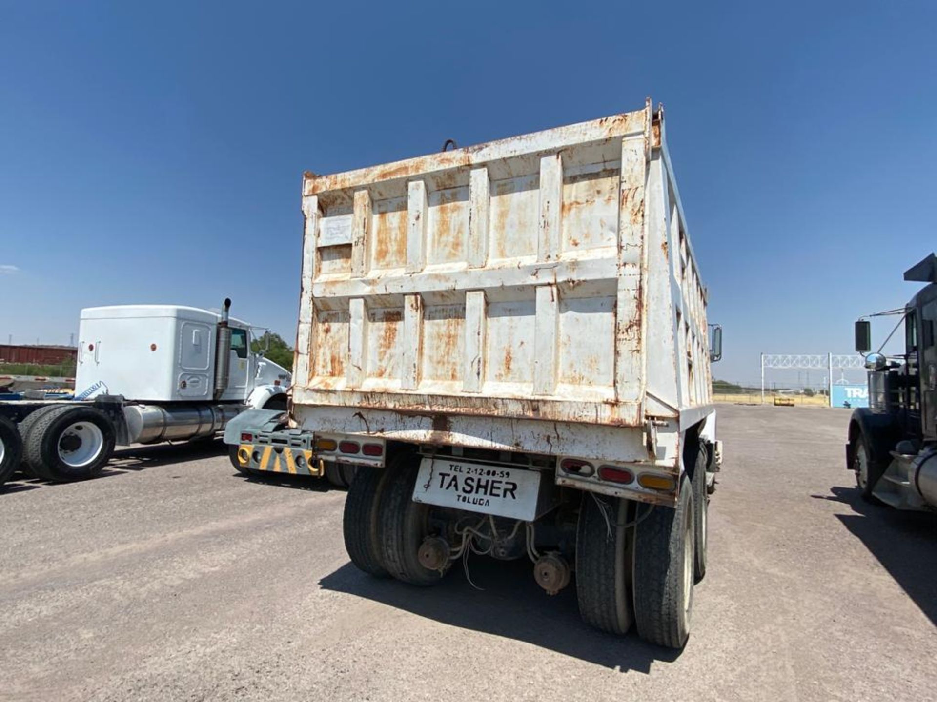 1982 Kenworth Dump Truck, standard transmission of 16 speeds - Image 22 of 59