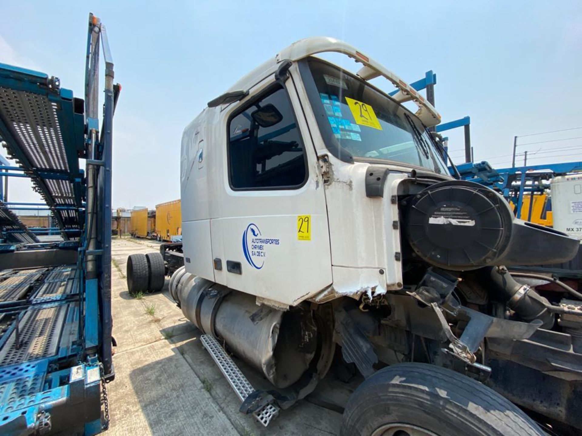 2001 Volvo Sleeper Truck Tractor, estándar transmissión of 18 speeds, with Volvo motor - Image 30 of 60