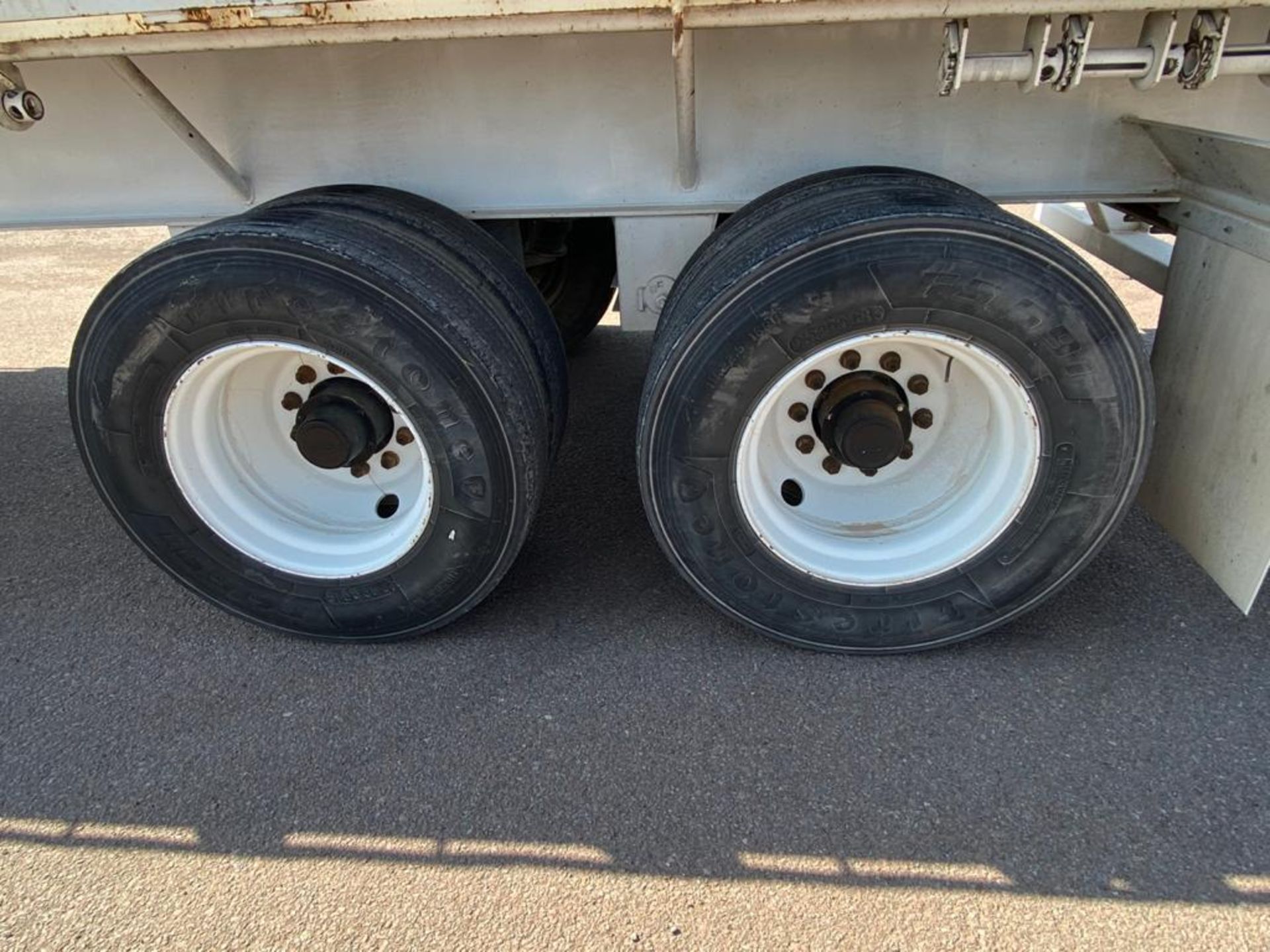 Delucio of 2 axles Flatbed Trailer, 8 wheels, Air suspension - Image 19 of 34