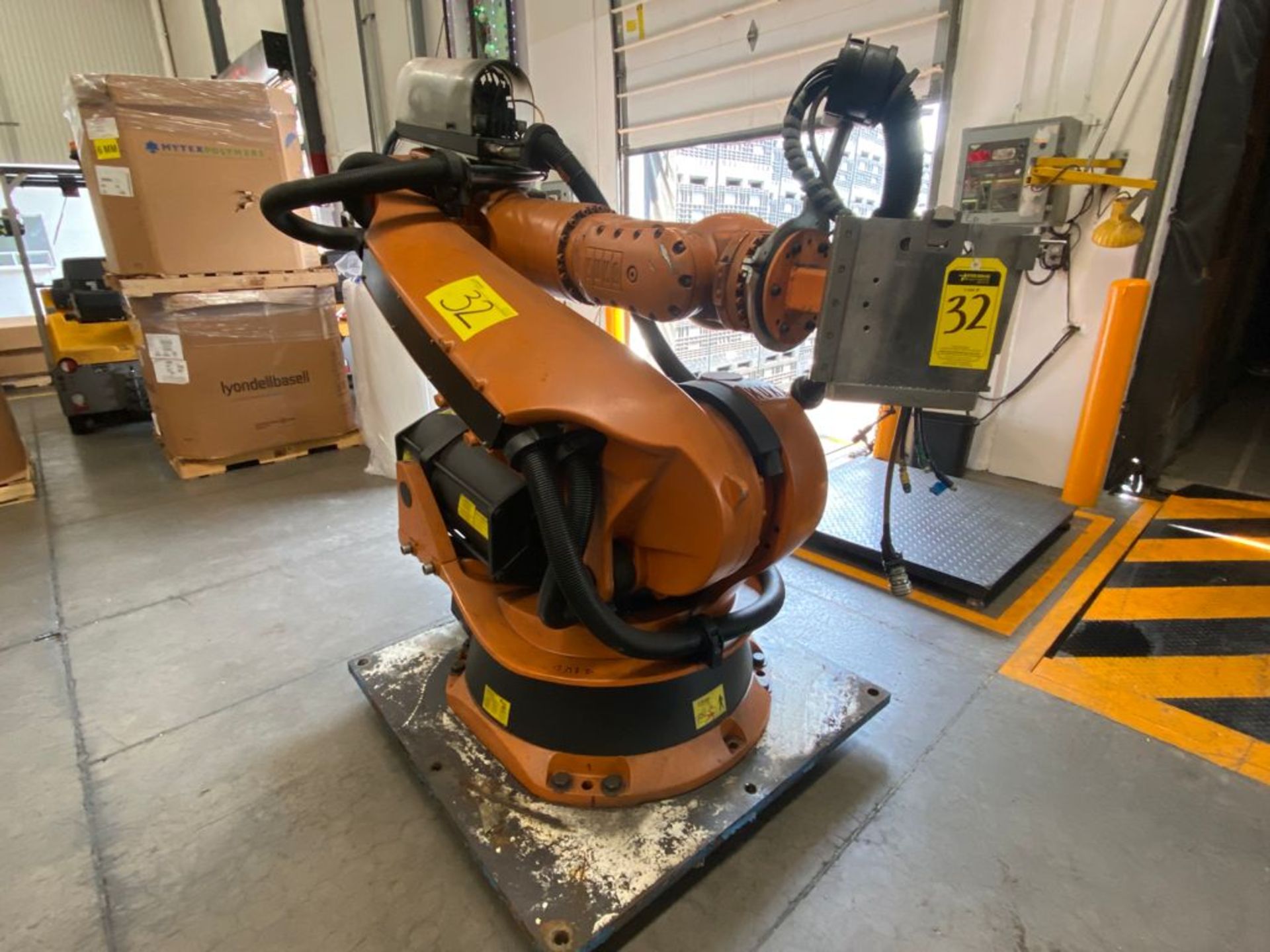 Kuka Articulated Robot, Model 0000107295, type KR 210 2000, Serial 812777, year 2005