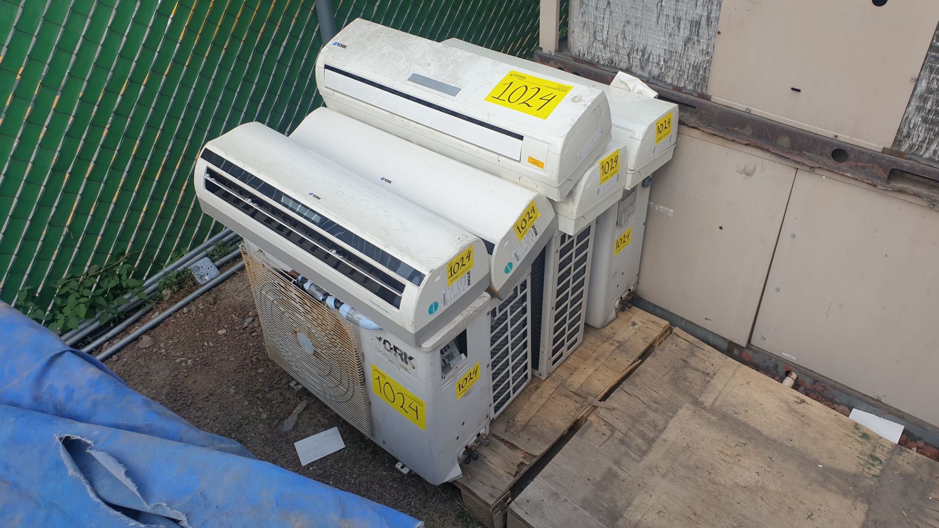 4 York Condensing units, includes 5 York minisplit, models YHEC12FS-ADG, YSEC12FD-ADG - Image 4 of 7