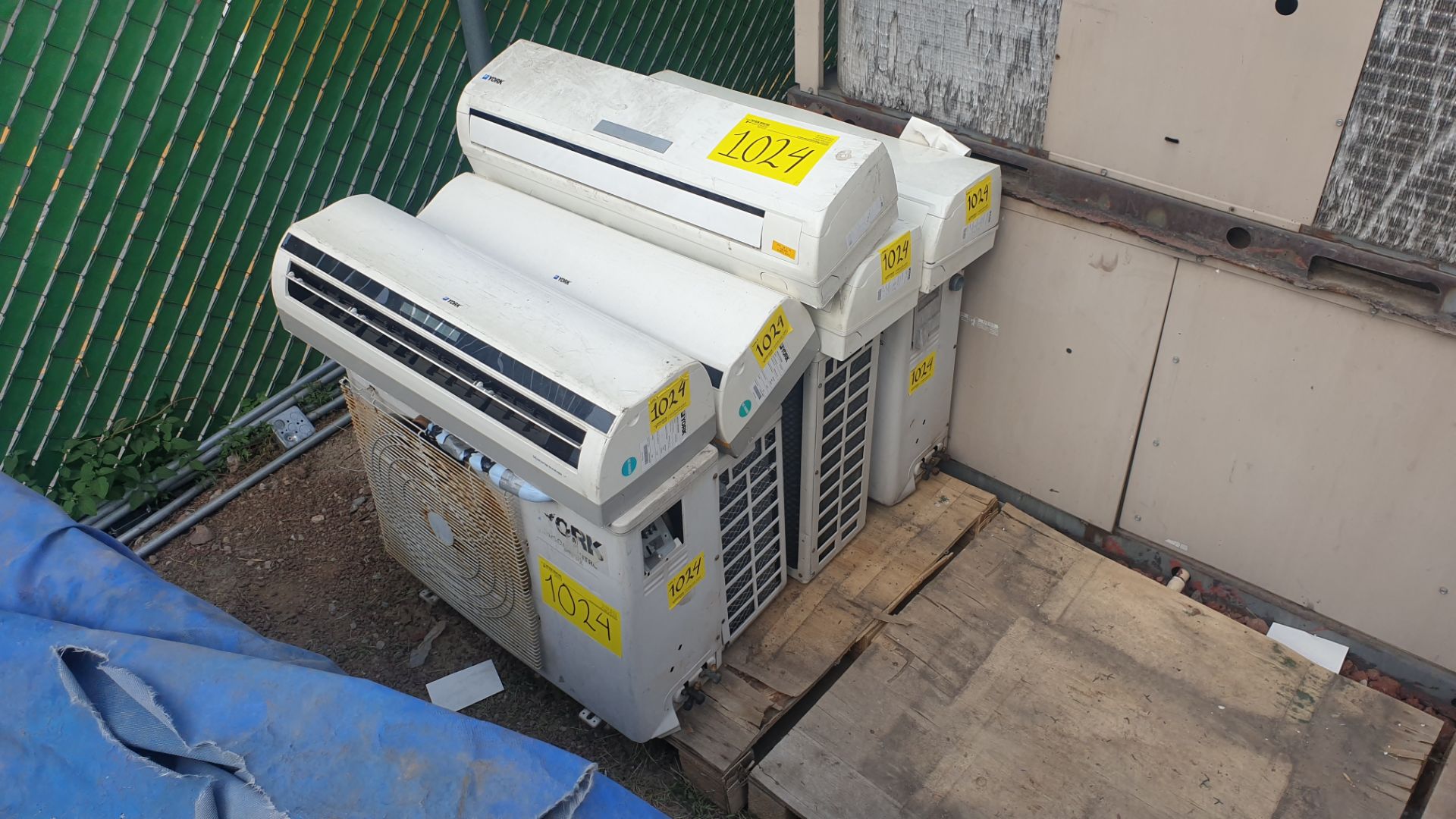 4 York Condensing units, includes 5 York minisplit, models YHEC12FS-ADG, YSEC12FD-ADG - Image 5 of 7