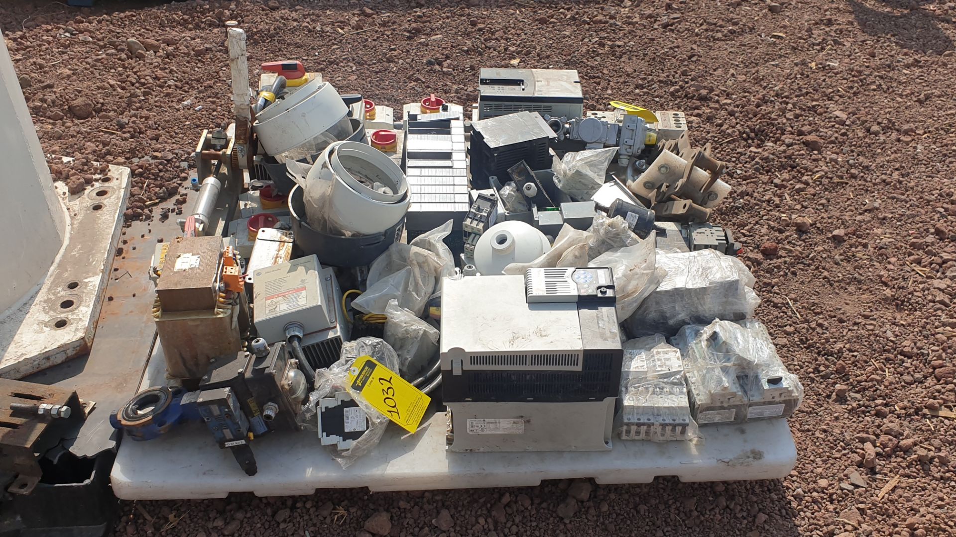 Lot of various spare parts, Switches, Controllers, Selectors, Festo Thermomagnetic Units. - Image 5 of 7