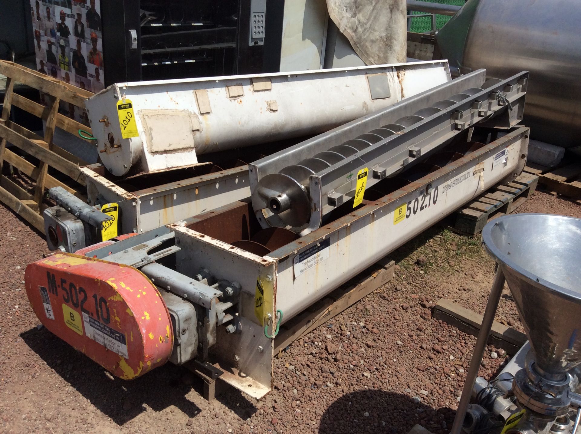 4 helical conveyors, includes 1 geared motor. Please inspect