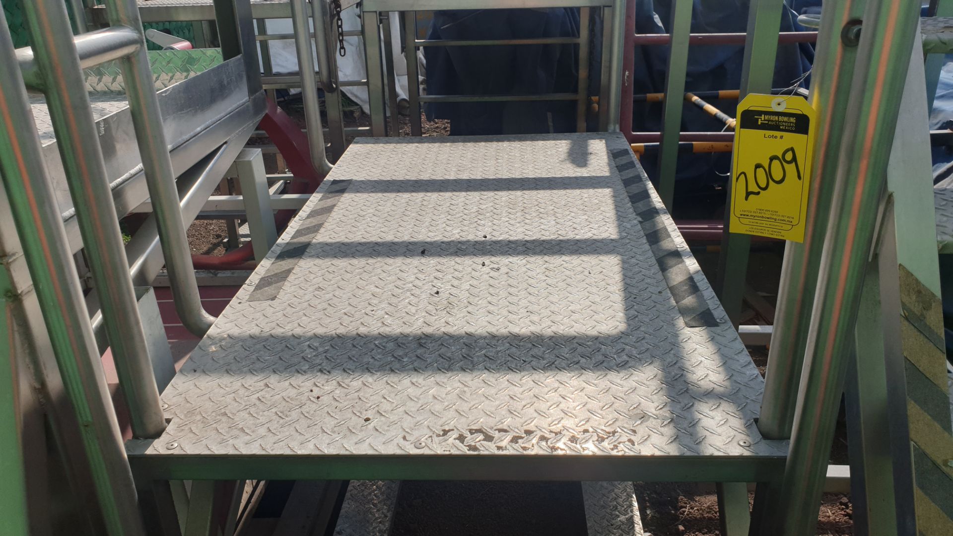 1 vertical platform of staineless steel with anti-slip, measures 1.60 x .85 x 1.00 - Bild 4 aus 24