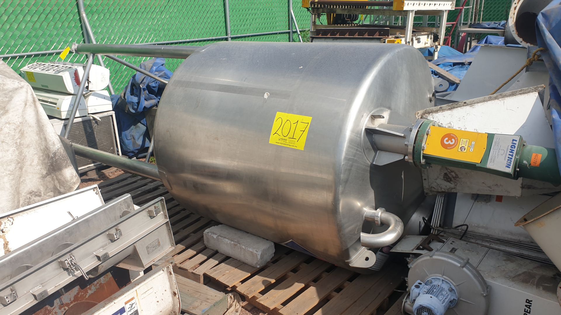 1 staineless steel elevated vertical tank, capacity 3000 liters. - Image 7 of 19