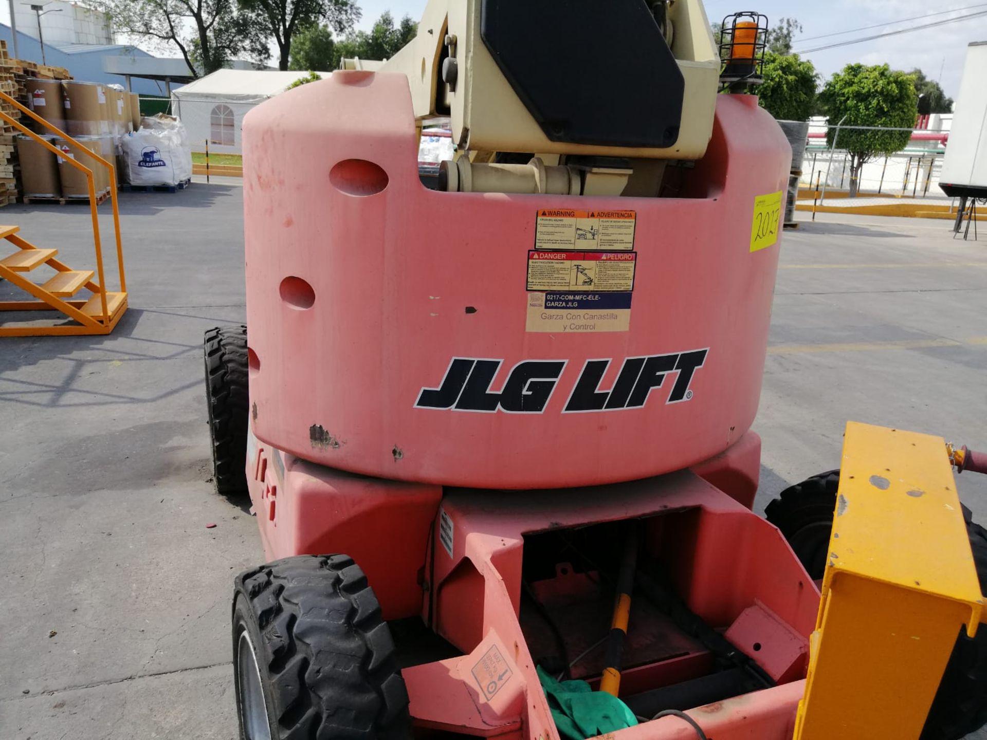 1 JLG Lift model E450A year 2001 N/S 0300063074 maximum lift 12 meters. Please inspect. - Image 9 of 32