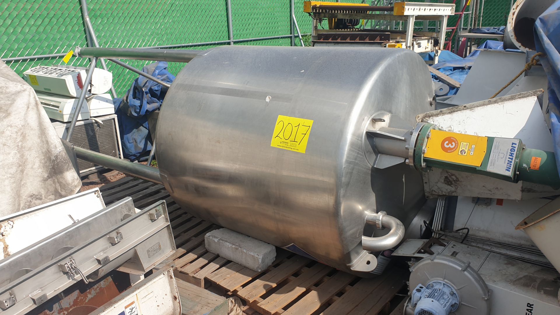 1 staineless steel elevated vertical tank, capacity 3000 liters. - Image 9 of 19