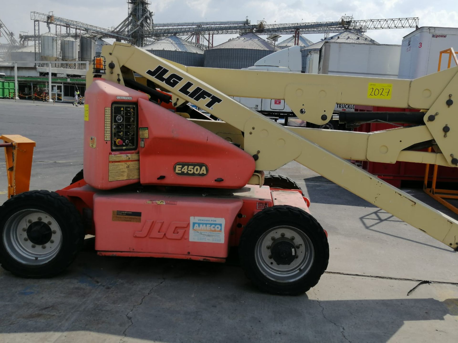 1 JLG Lift model E450A year 2001 N/S 0300063074 maximum lift 12 meters. Please inspect. - Image 15 of 32