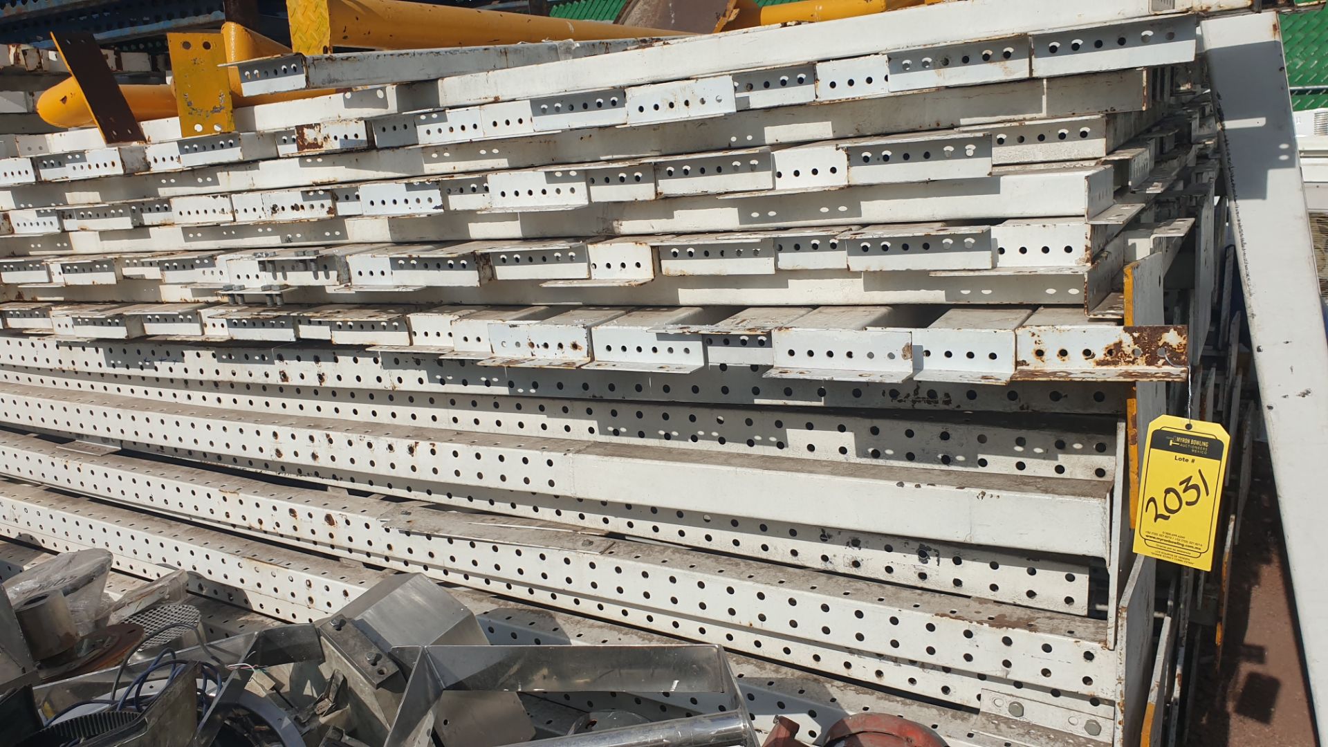 Lot of rack, 20 posts and 125 crossbars ( approximate parts). Please inspect - Image 12 of 25