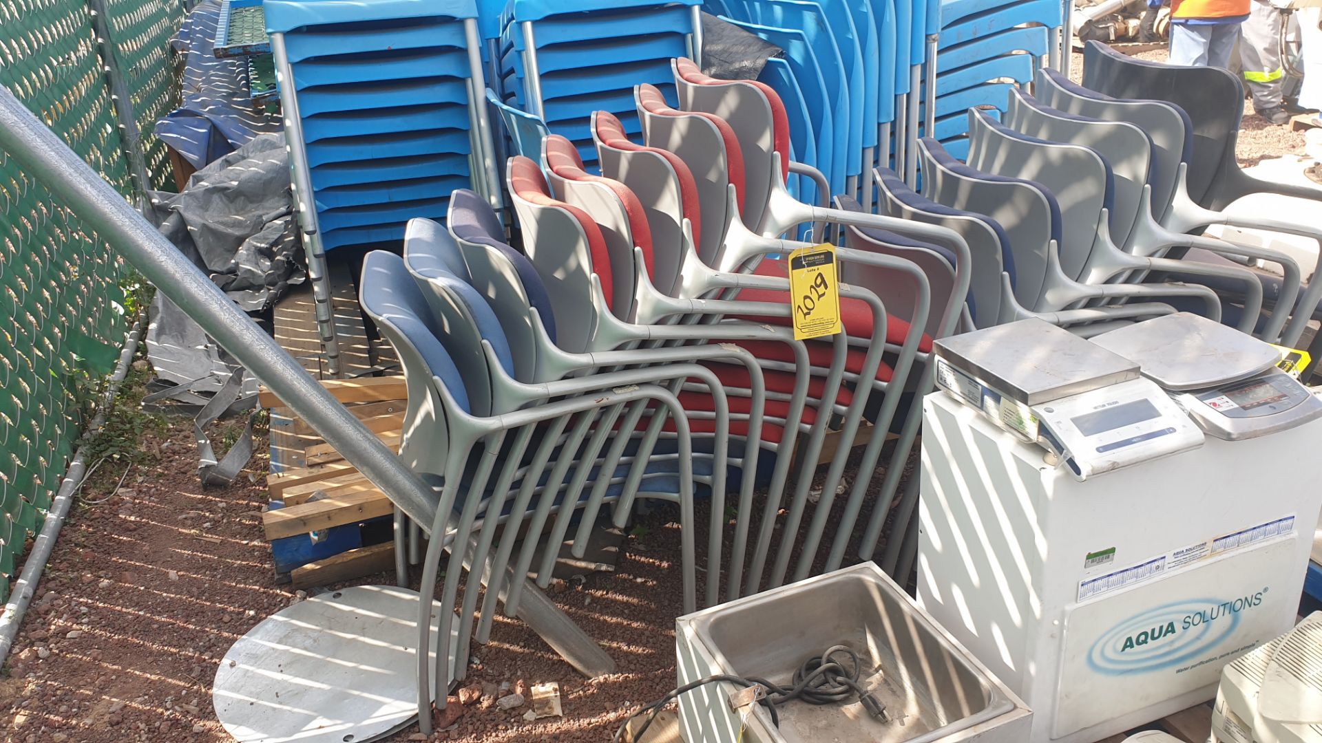 1 Lote of 40 blue plastic chairs, 7 metal chairs for office with backrest and upholstered seat - Bild 2 aus 22