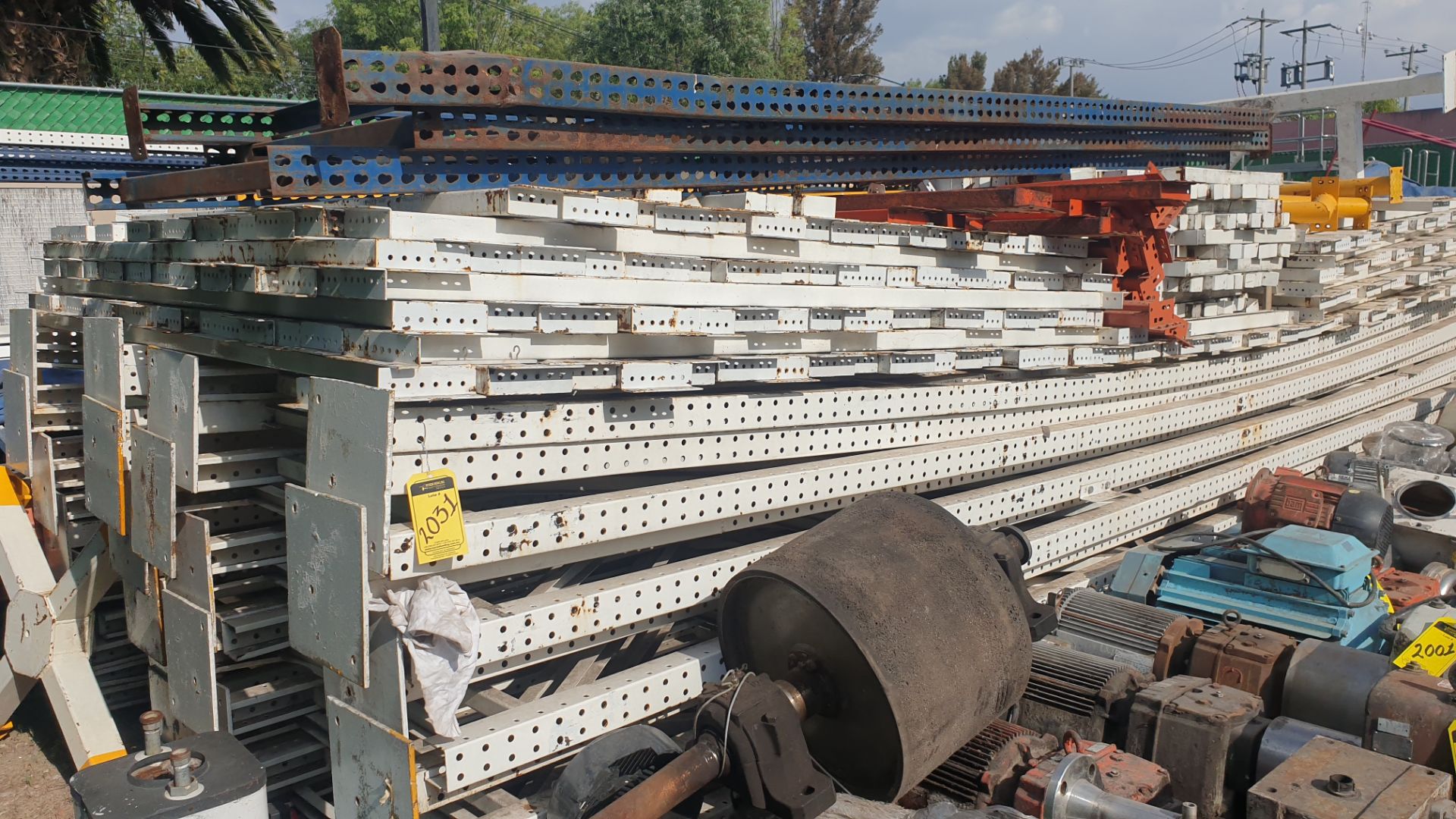 Lot of rack, 20 posts and 125 crossbars ( approximate parts). Please inspect - Image 17 of 25