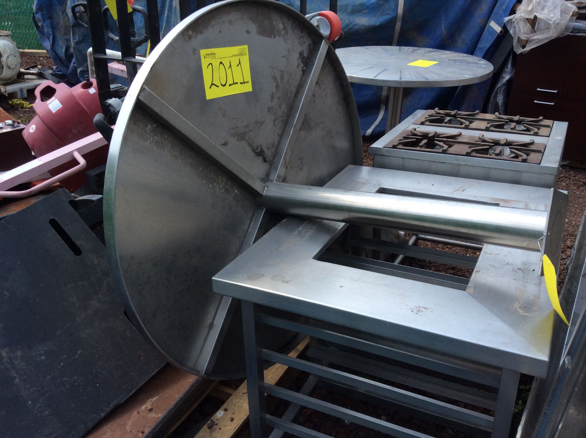1 staineless steel gas grill with four burners, measures .70 x .70 x .80 - Image 27 of 38