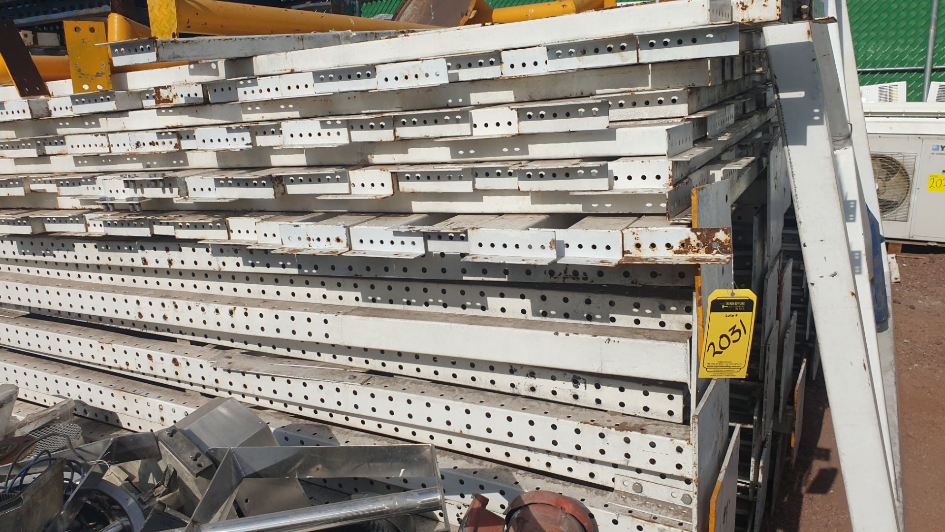 Lot of rack, 20 posts and 125 crossbars ( approximate parts). Please inspect - Image 8 of 25