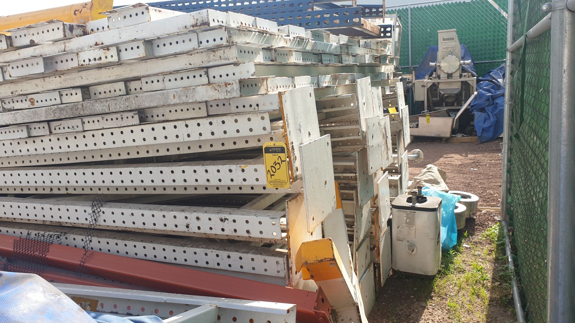 Lot of rack, 20 posts and 125 crossbars ( approximate parts). Please inspect - Image 15 of 22