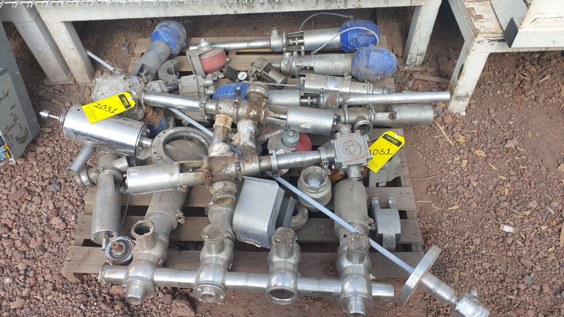 Lot of spare parts, valves, volumetric scales. Please inspect - Image 2 of 8