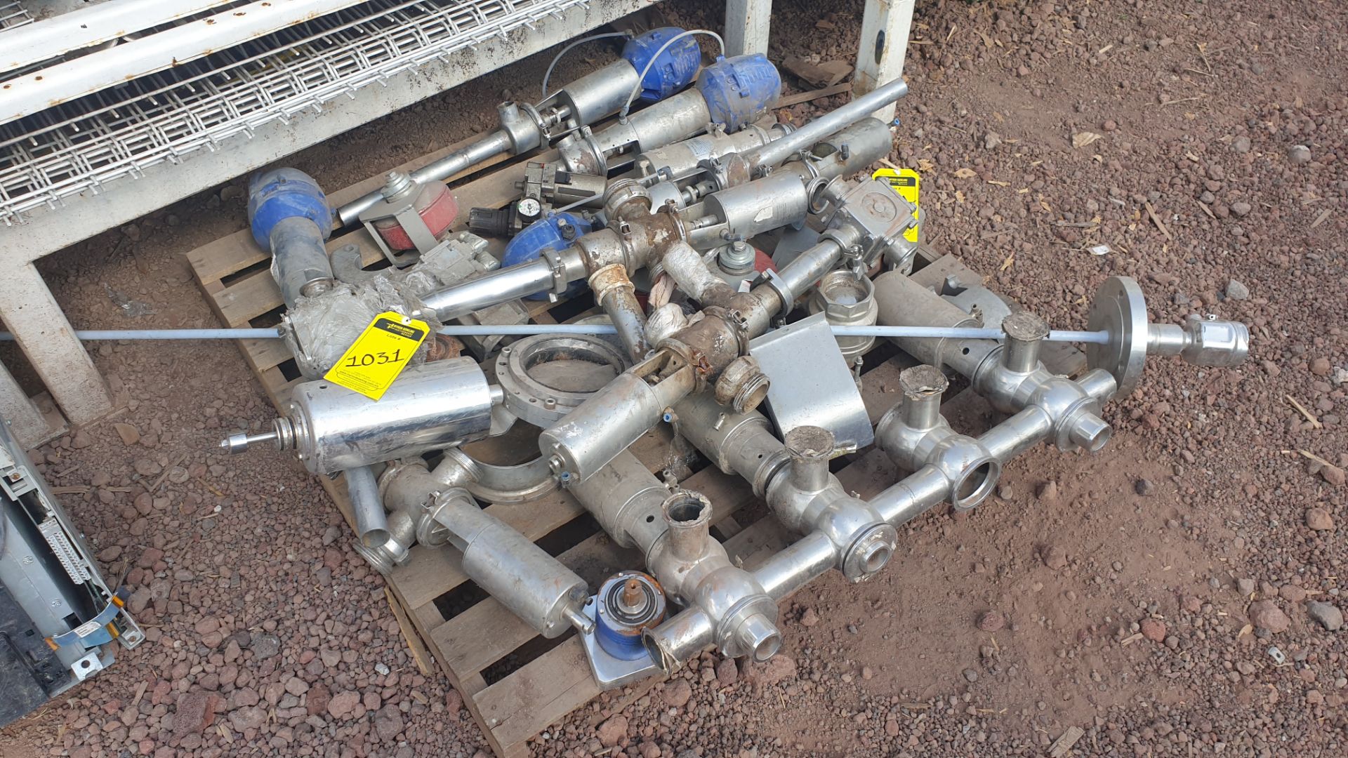 Lot of spare parts, valves, volumetric scales. Please inspect - Image 4 of 8