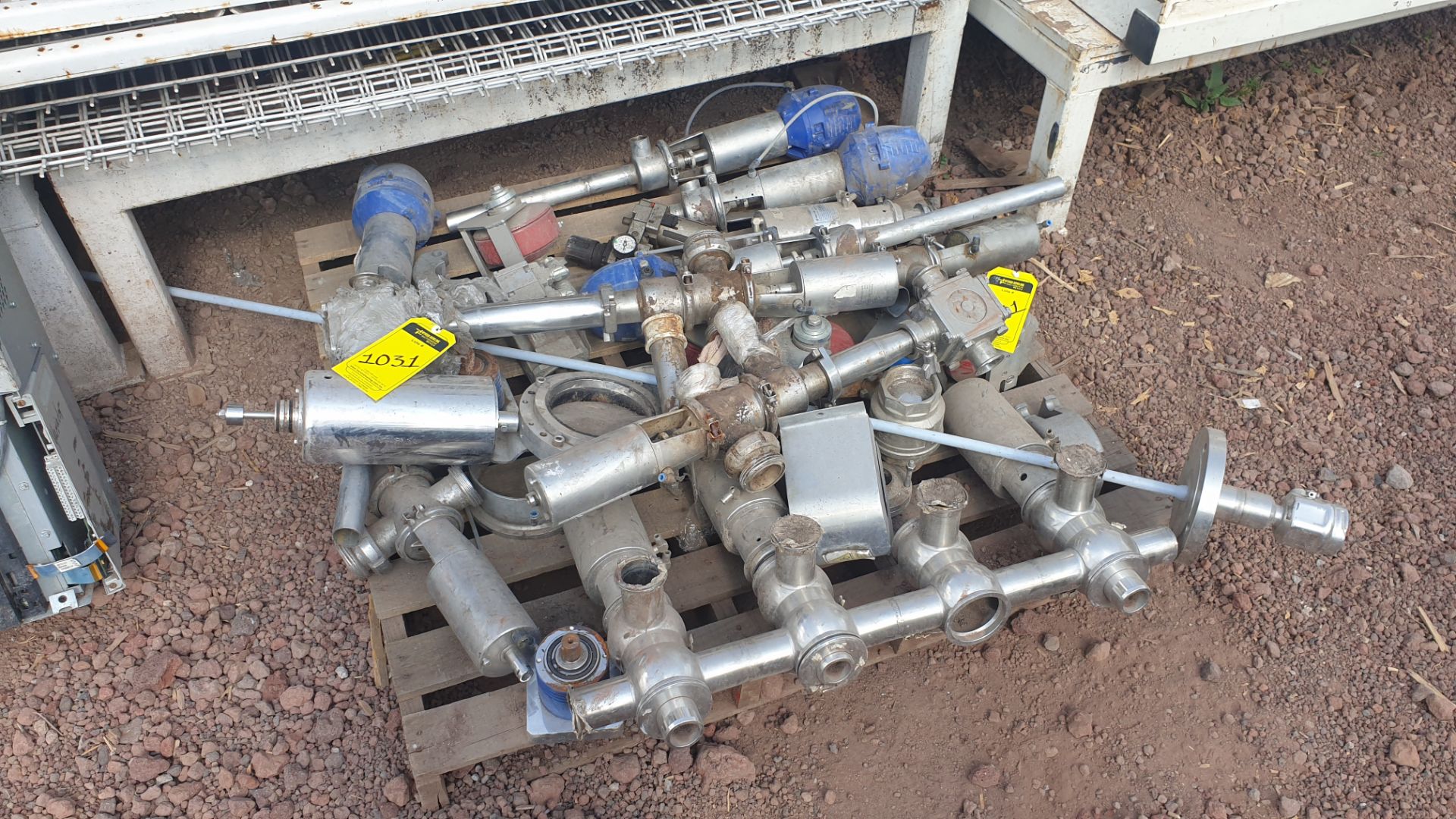 Lot of spare parts, valves, volumetric scales. Please inspect - Image 6 of 8