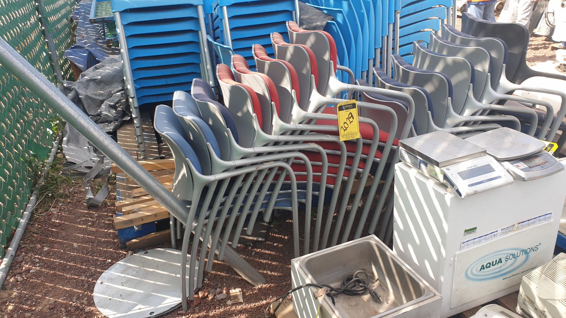 1 Lote of 40 blue plastic chairs, 7 metal chairs for office with backrest and upholstered seat - Bild 4 aus 22