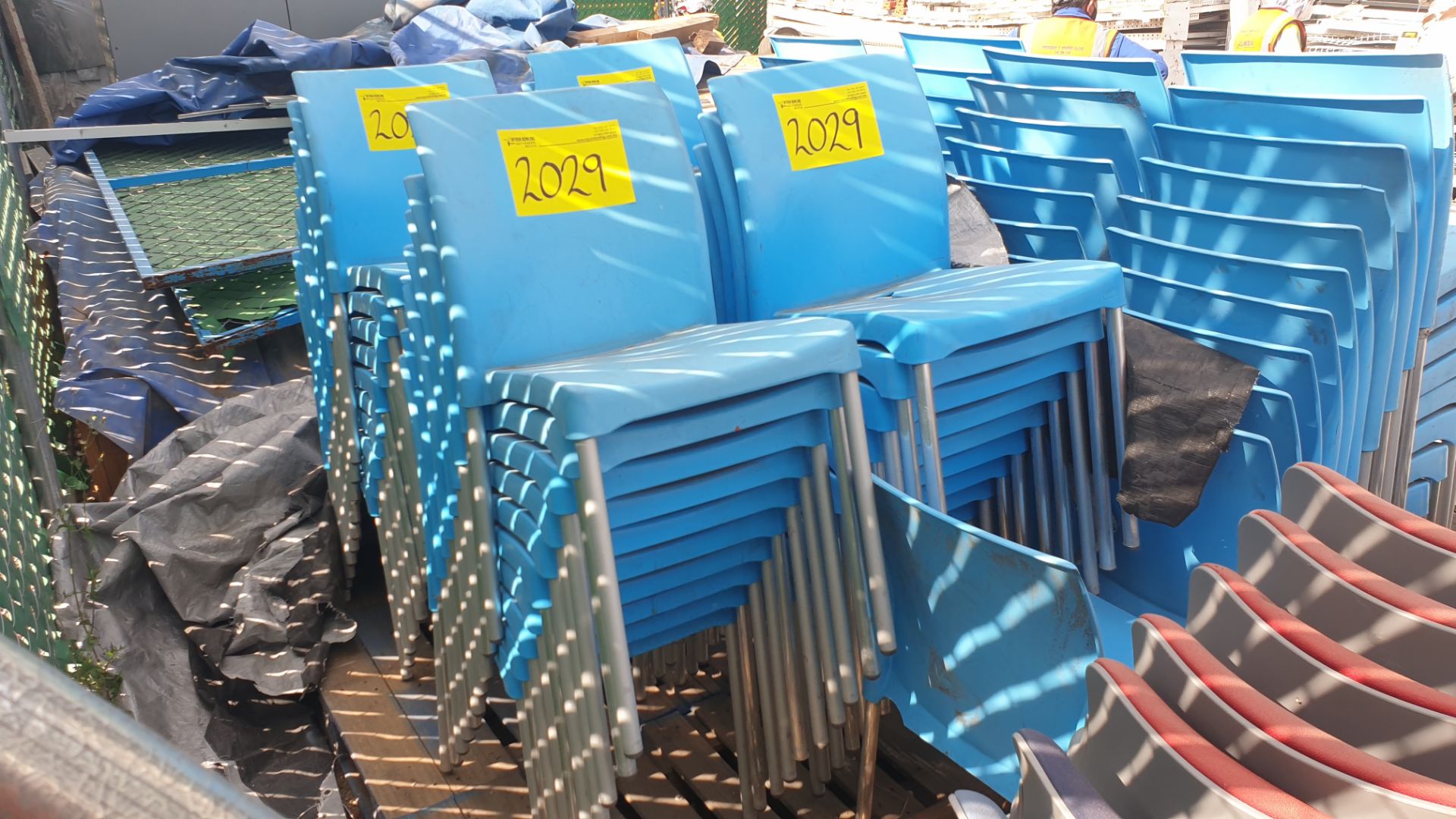 1 Lote of 40 blue plastic chairs, 7 metal chairs for office with backrest and upholstered seat - Bild 20 aus 22