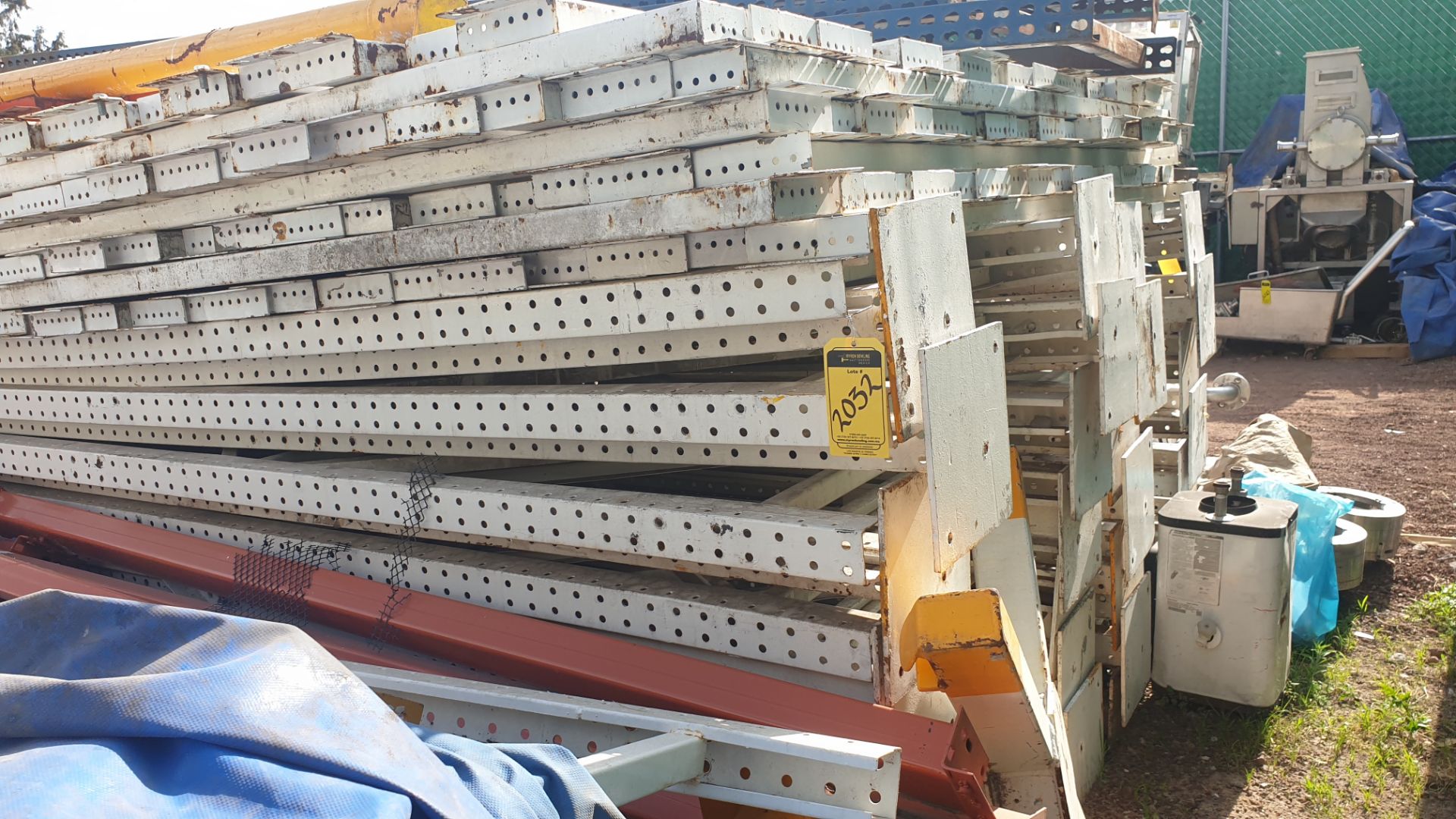 Lot of rack, 20 posts and 125 crossbars ( approximate parts). Please inspect - Image 20 of 22