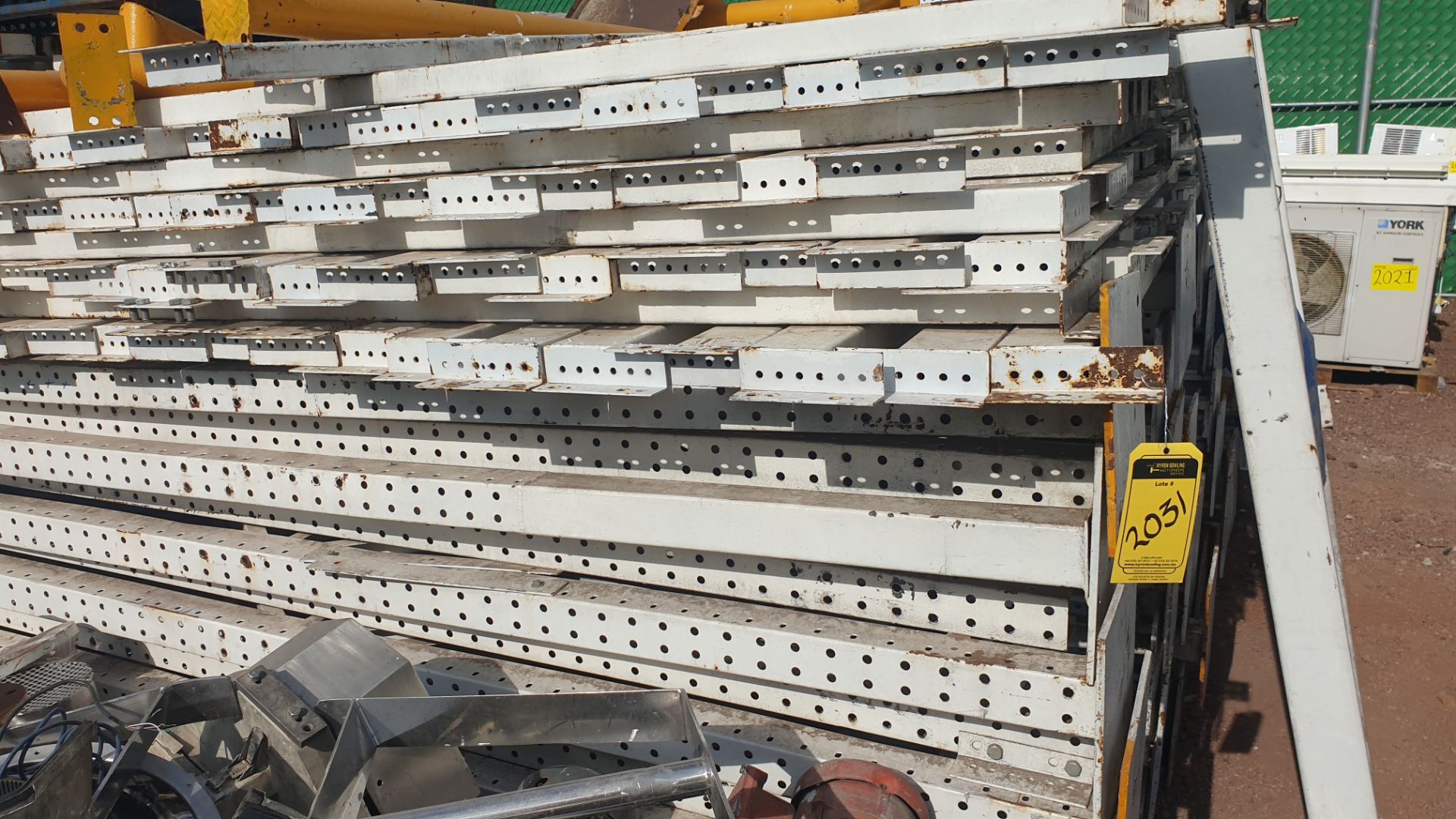 Lot of rack, 20 posts and 125 crossbars ( approximate parts). Please inspect - Image 9 of 25