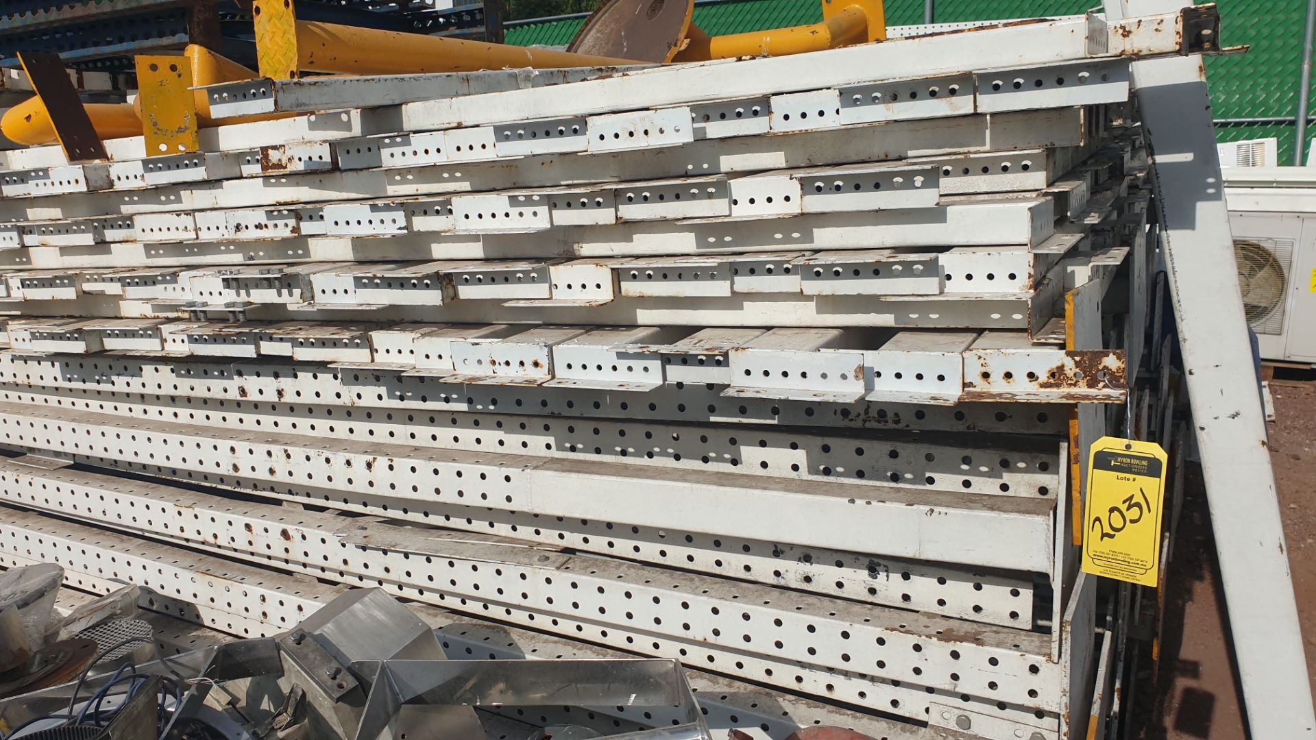 Lot of rack, 20 posts and 125 crossbars ( approximate parts). Please inspect - Image 10 of 25