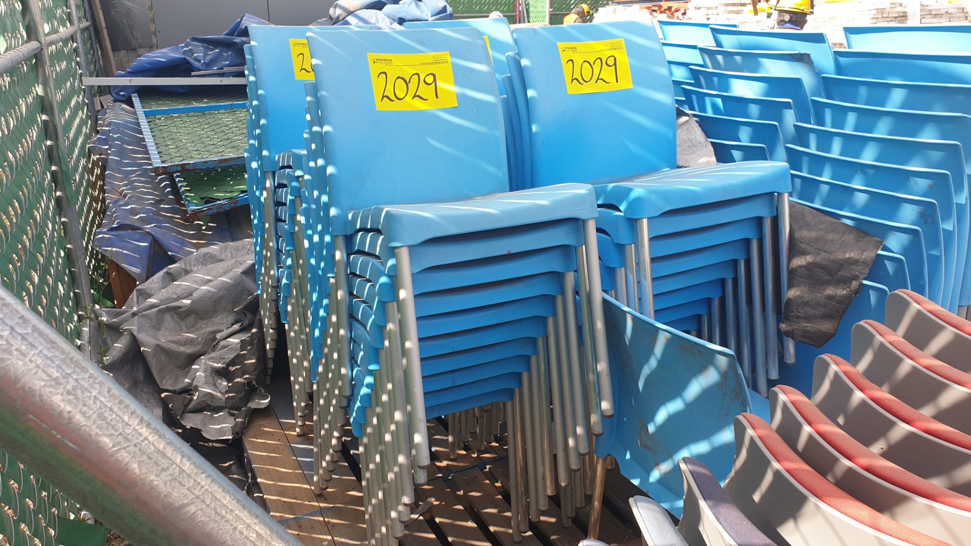 1 Lote of 40 blue plastic chairs, 7 metal chairs for office with backrest and upholstered seat - Bild 17 aus 22