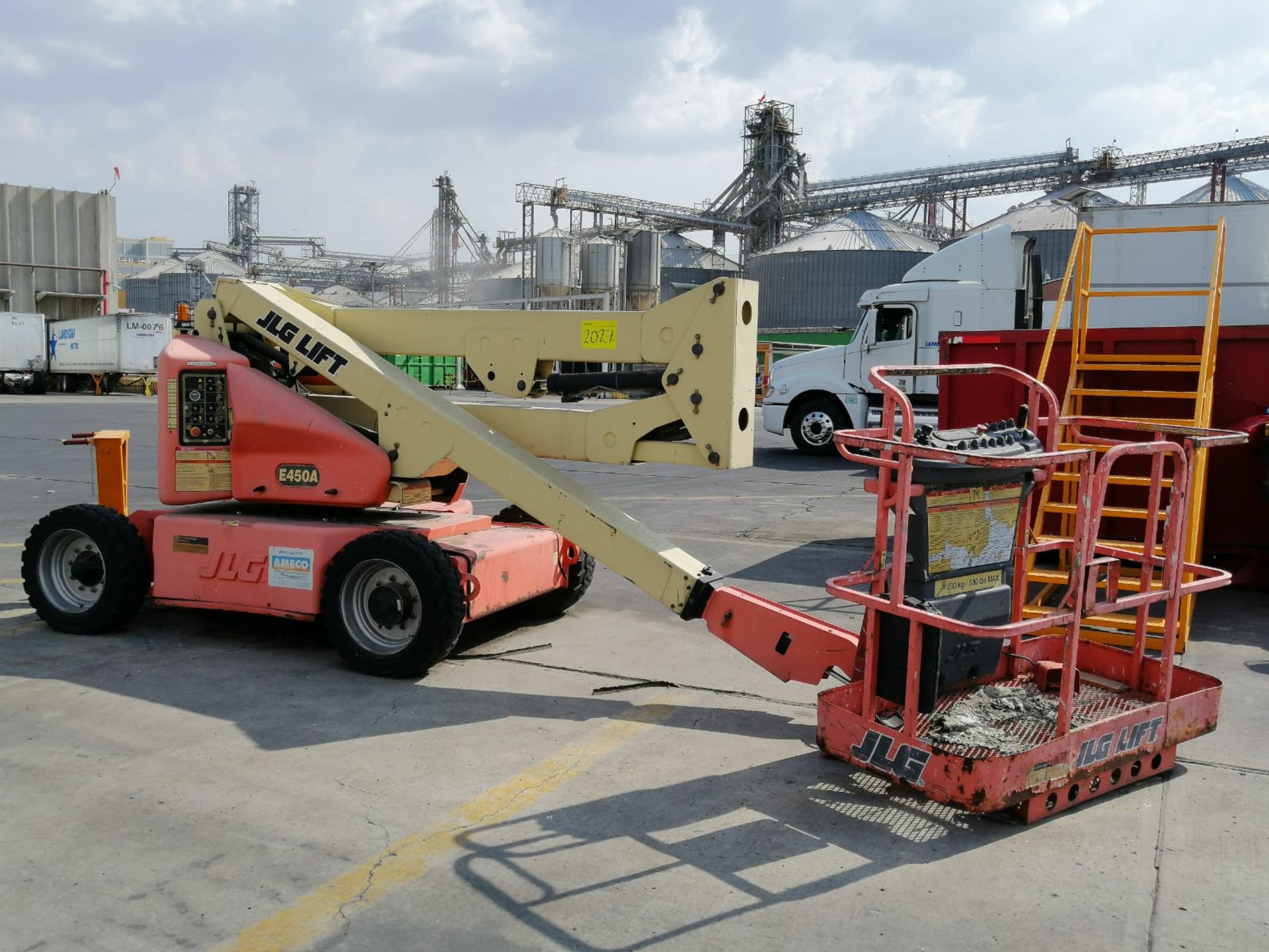 1 JLG Lift model E450A year 2001 N/S 0300063074 maximum lift 12 meters. Please inspect.