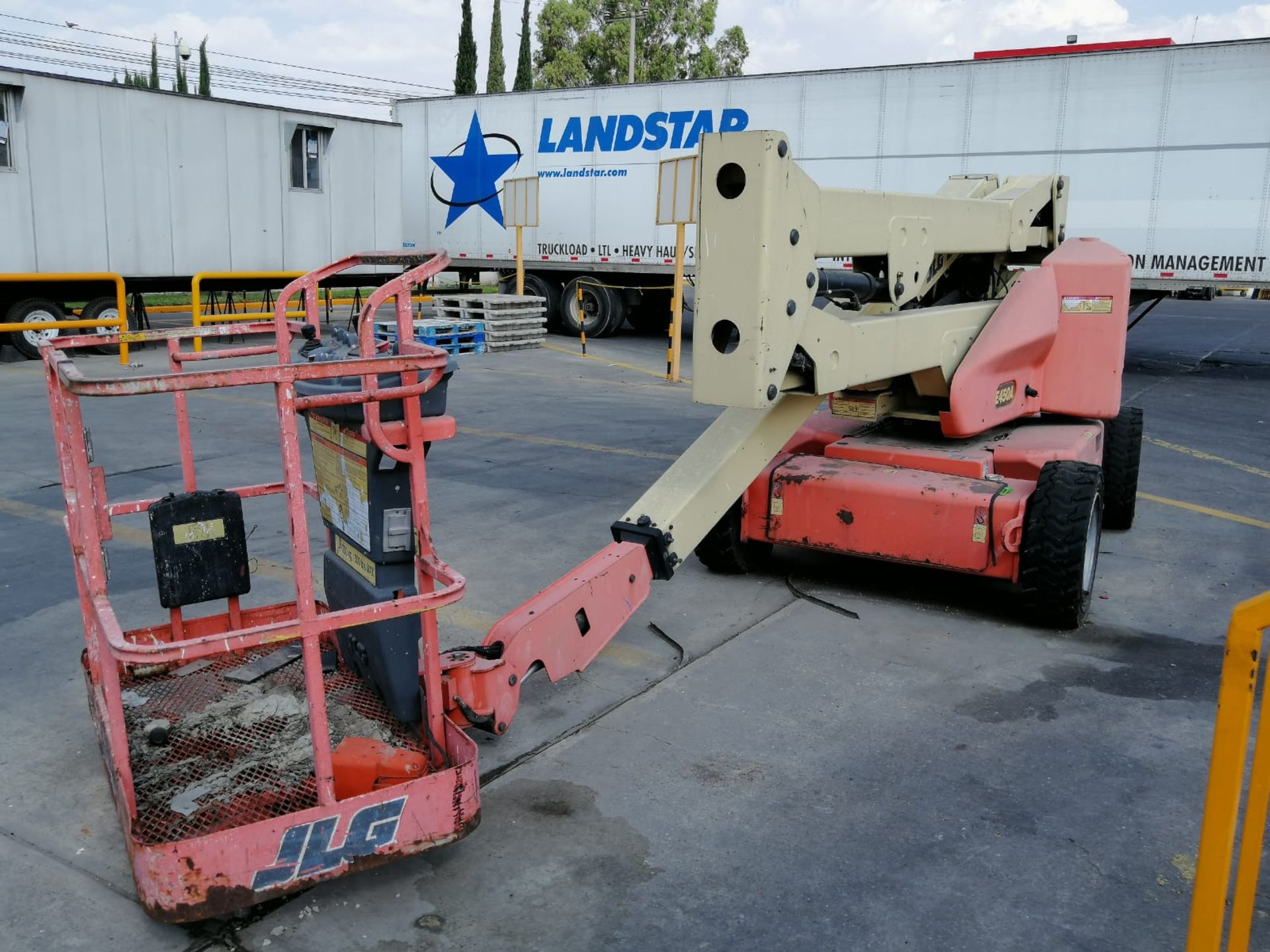 1 JLG Lift model E450A year 2001 N/S 0300063074 maximum lift 12 meters. Please inspect. - Image 13 of 32