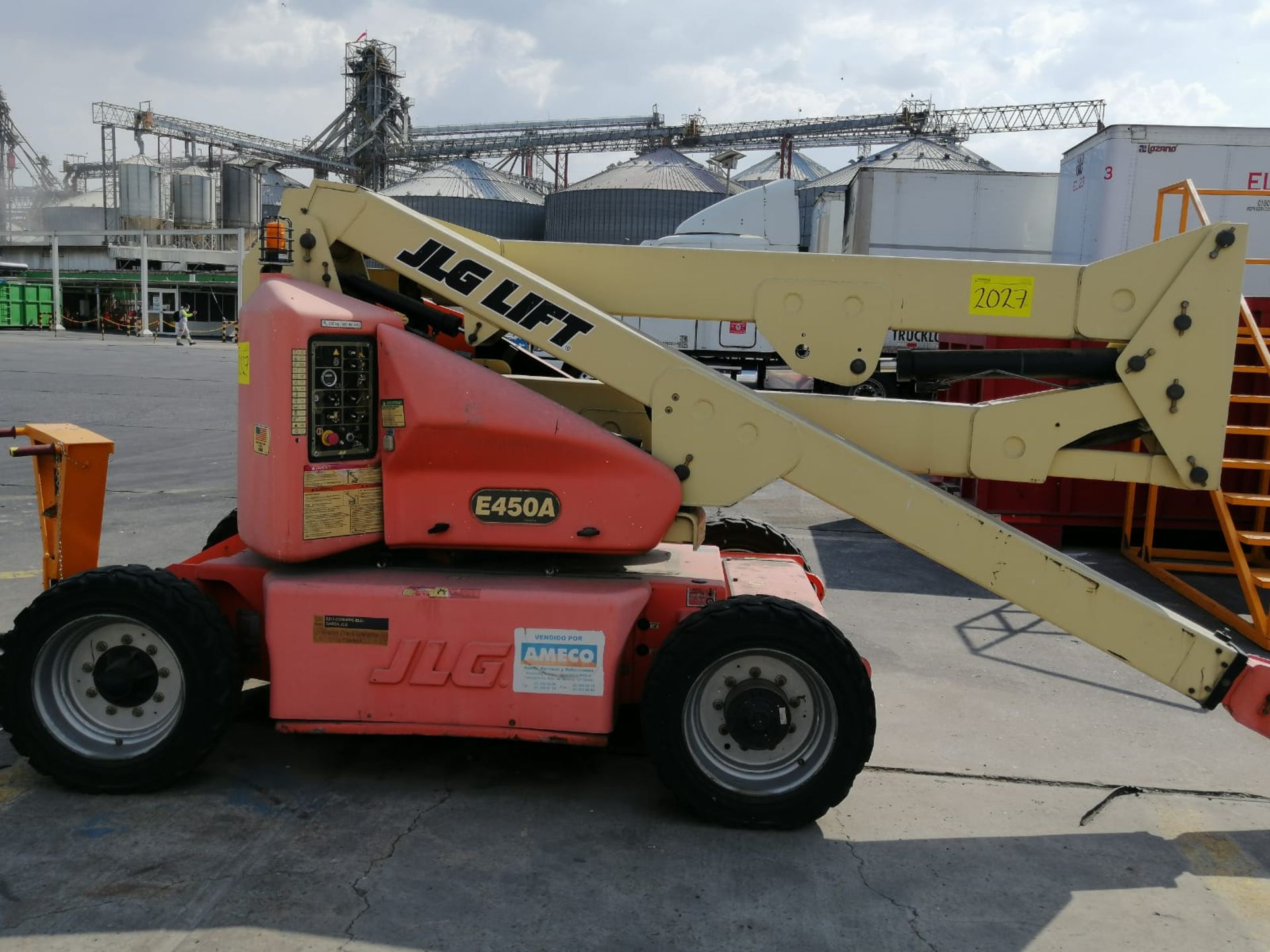 1 JLG Lift model E450A year 2001 N/S 0300063074 maximum lift 12 meters. Please inspect. - Image 19 of 32