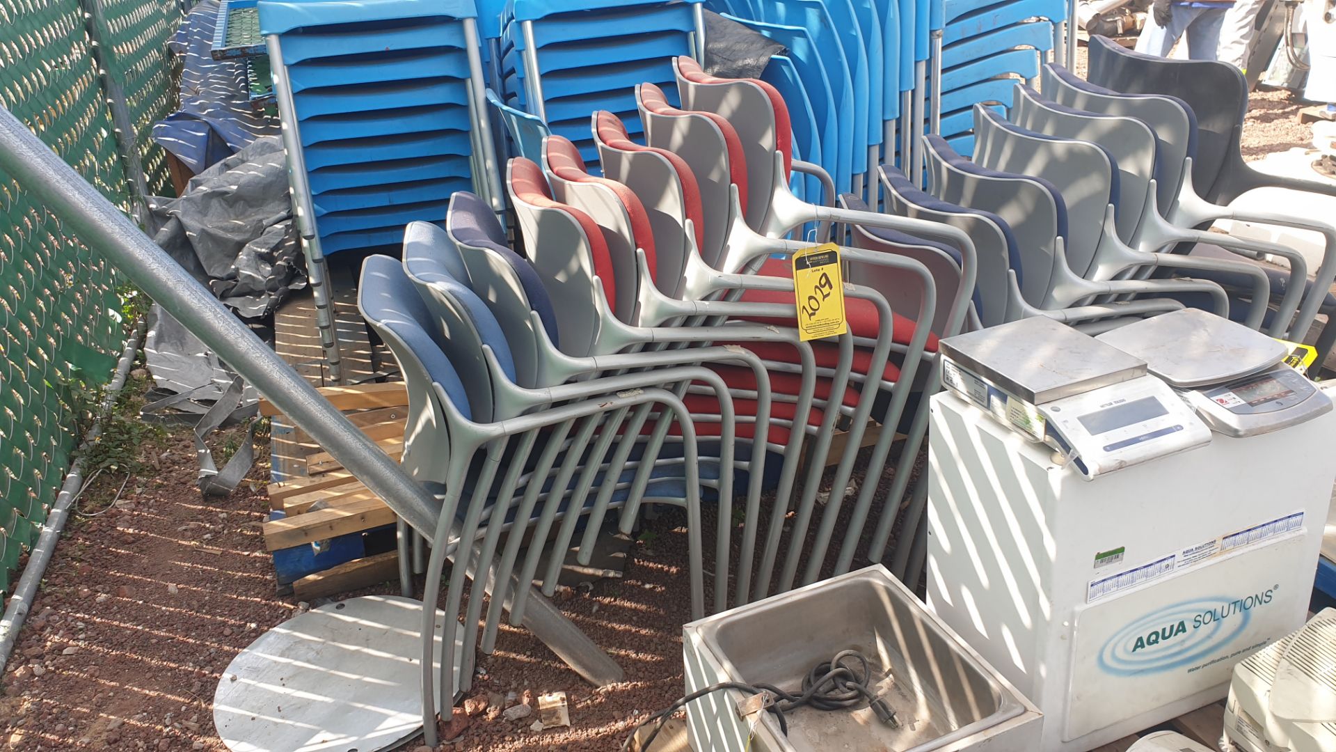 1 Lote of 40 blue plastic chairs, 7 metal chairs for office with backrest and upholstered seat - Bild 3 aus 22