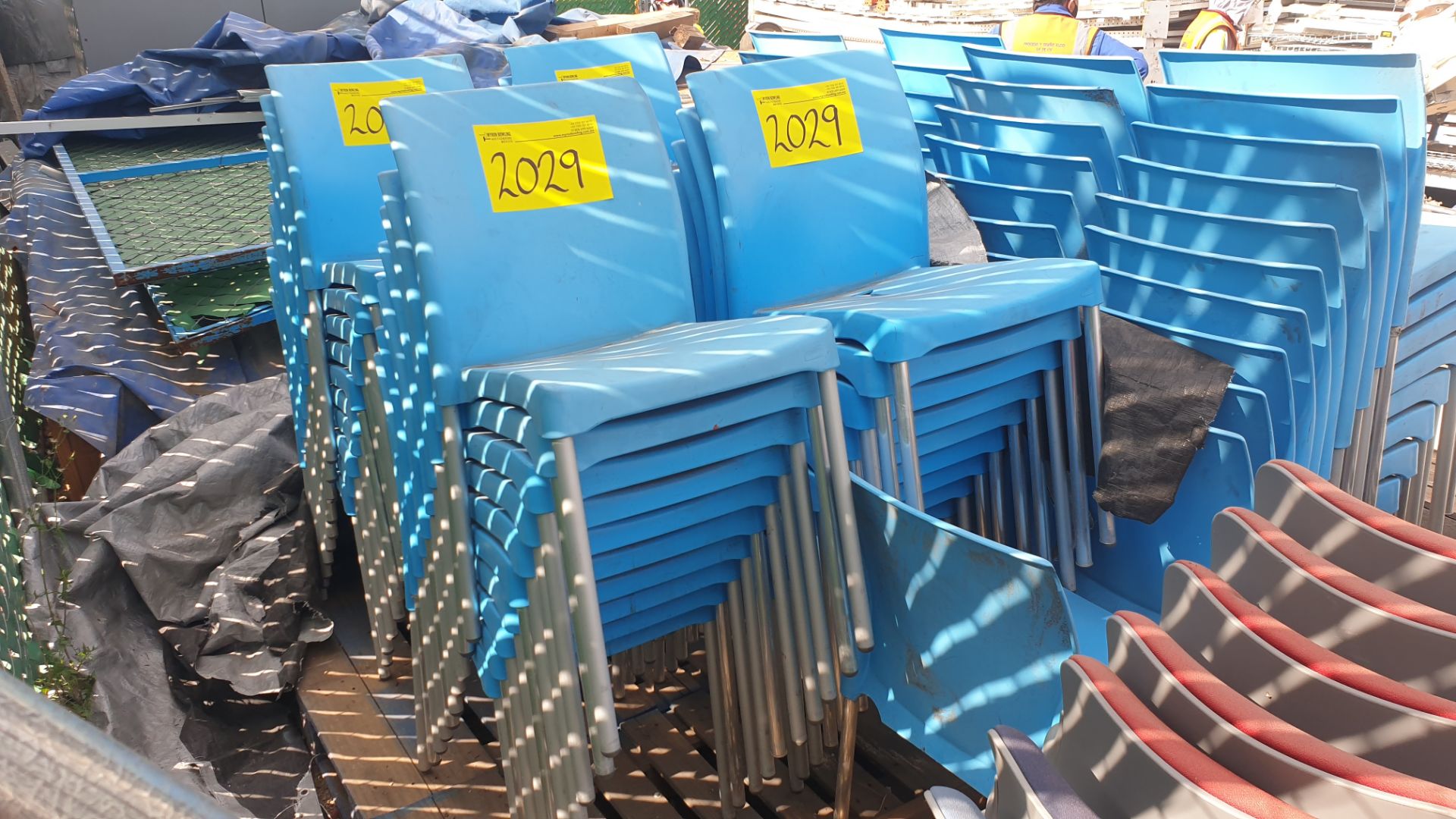 1 Lote of 40 blue plastic chairs, 7 metal chairs for office with backrest and upholstered seat - Bild 21 aus 22