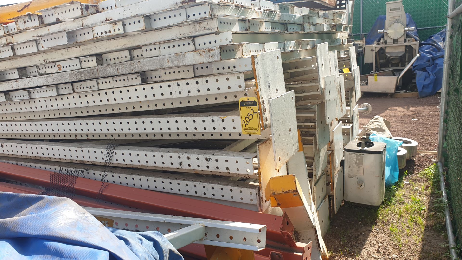 Lot of rack, 20 posts and 125 crossbars ( approximate parts). Please inspect - Image 16 of 22