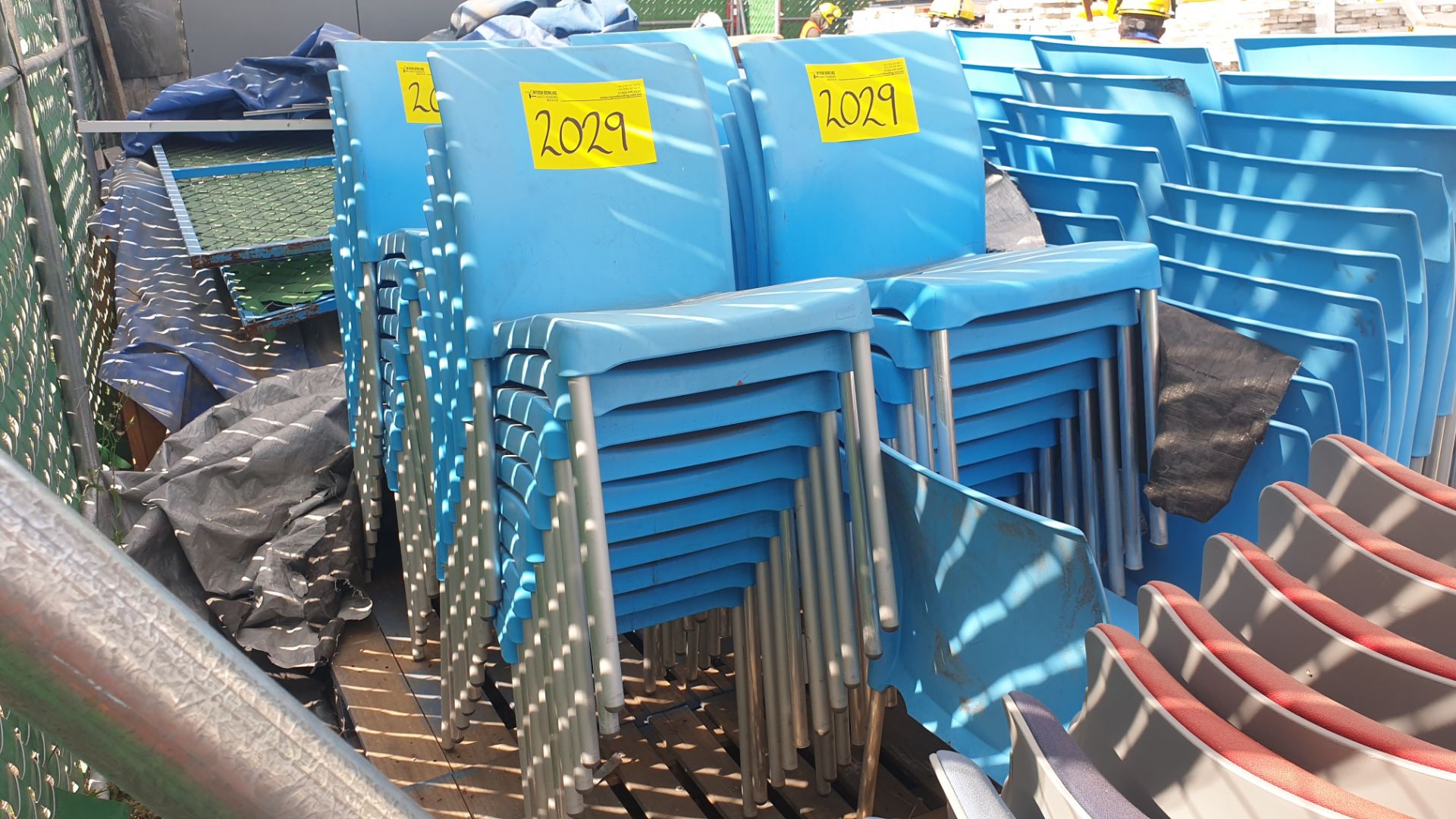 1 Lote of 40 blue plastic chairs, 7 metal chairs for office with backrest and upholstered seat - Bild 13 aus 22