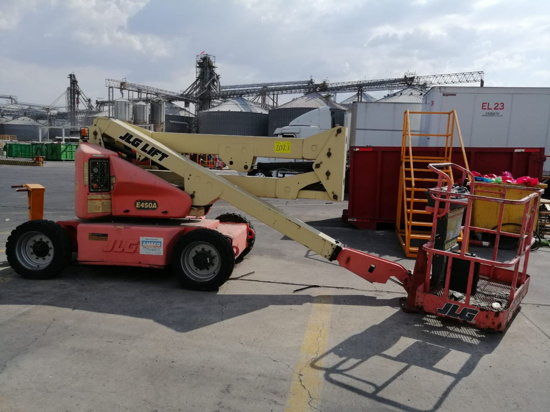 1 JLG Lift model E450A year 2001 N/S 0300063074 maximum lift 12 meters. Please inspect. - Image 2 of 32