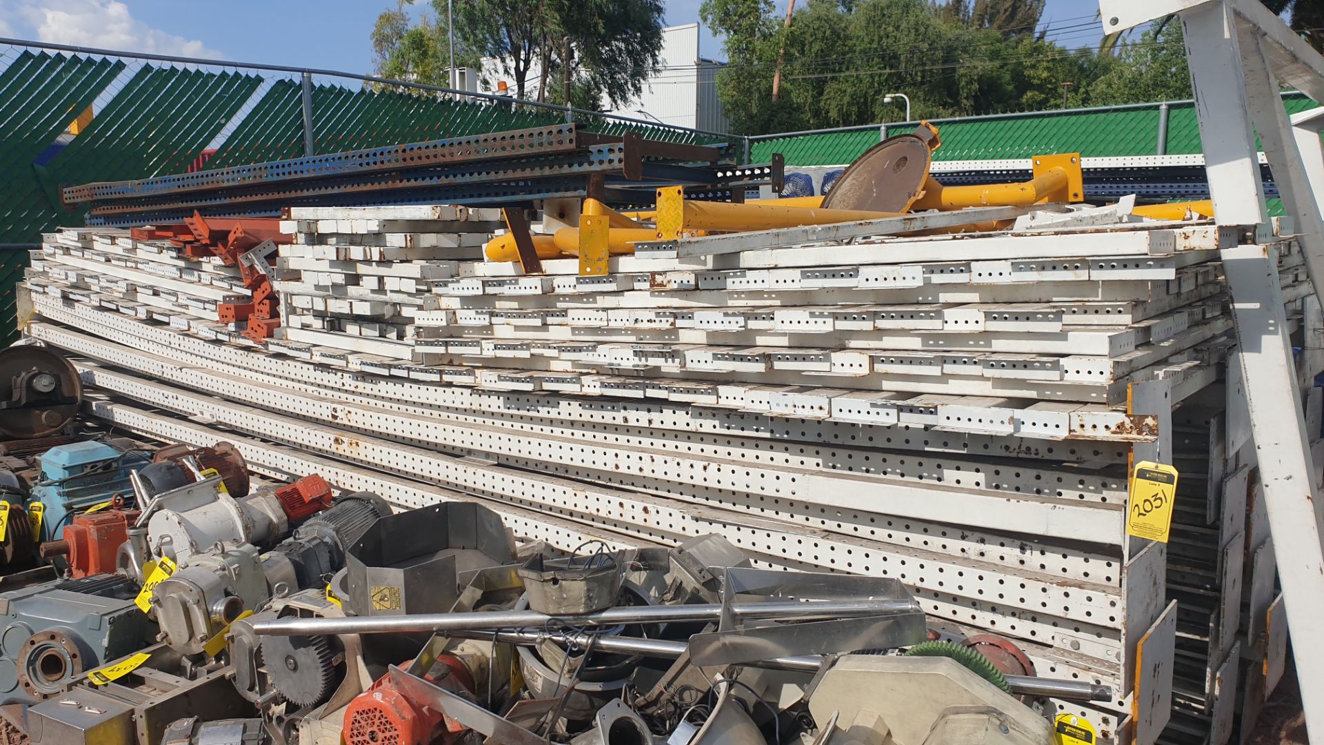 Lot of rack, 20 posts and 125 crossbars ( approximate parts). Please inspect - Image 5 of 25