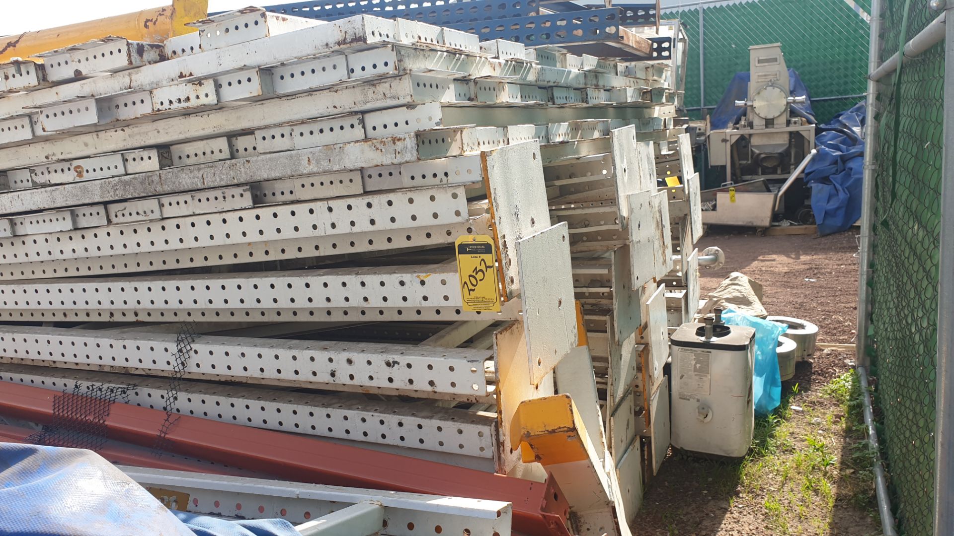 Lot of rack, 20 posts and 125 crossbars ( approximate parts). Please inspect - Image 14 of 22