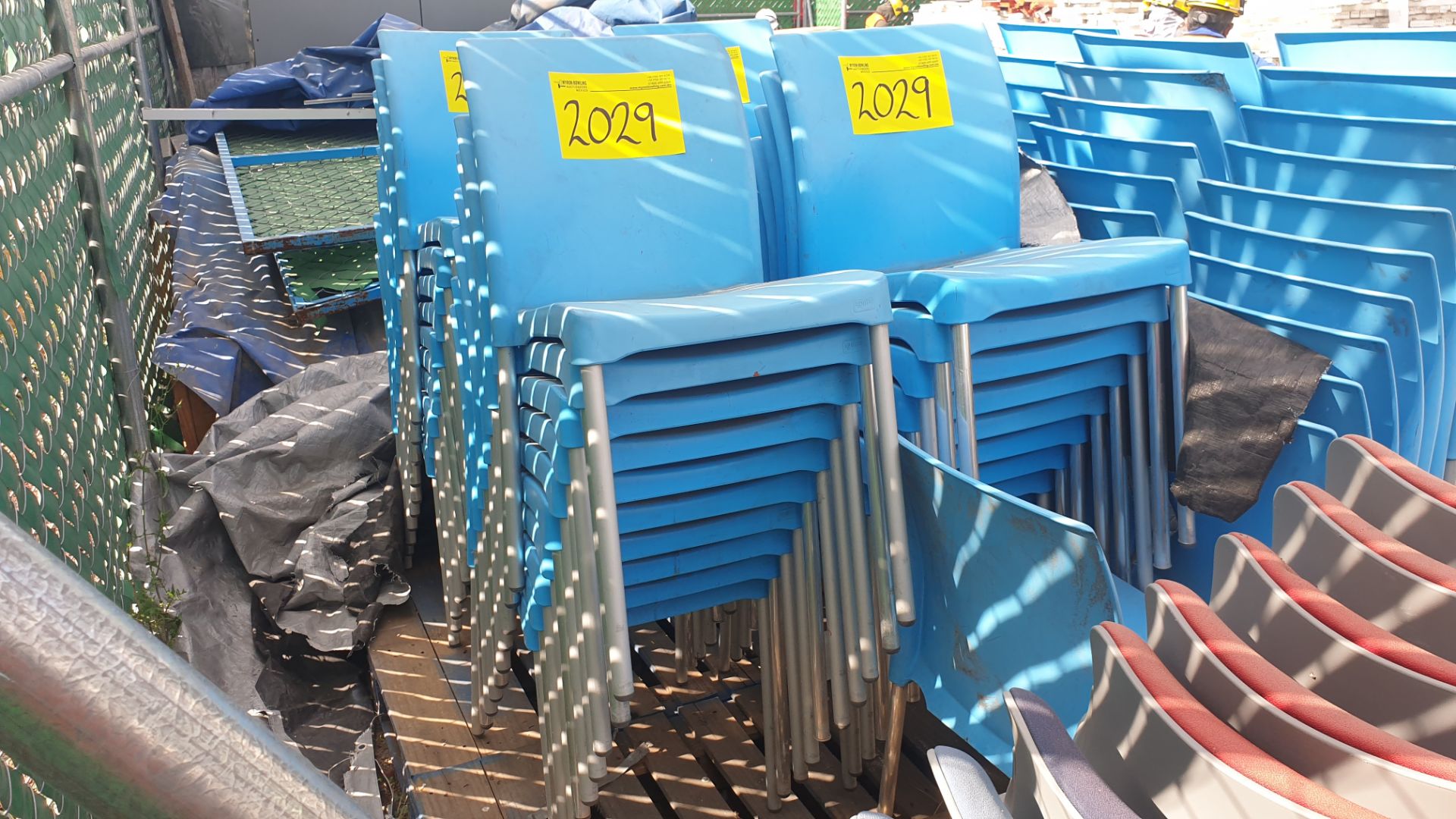 1 Lote of 40 blue plastic chairs, 7 metal chairs for office with backrest and upholstered seat - Bild 18 aus 22