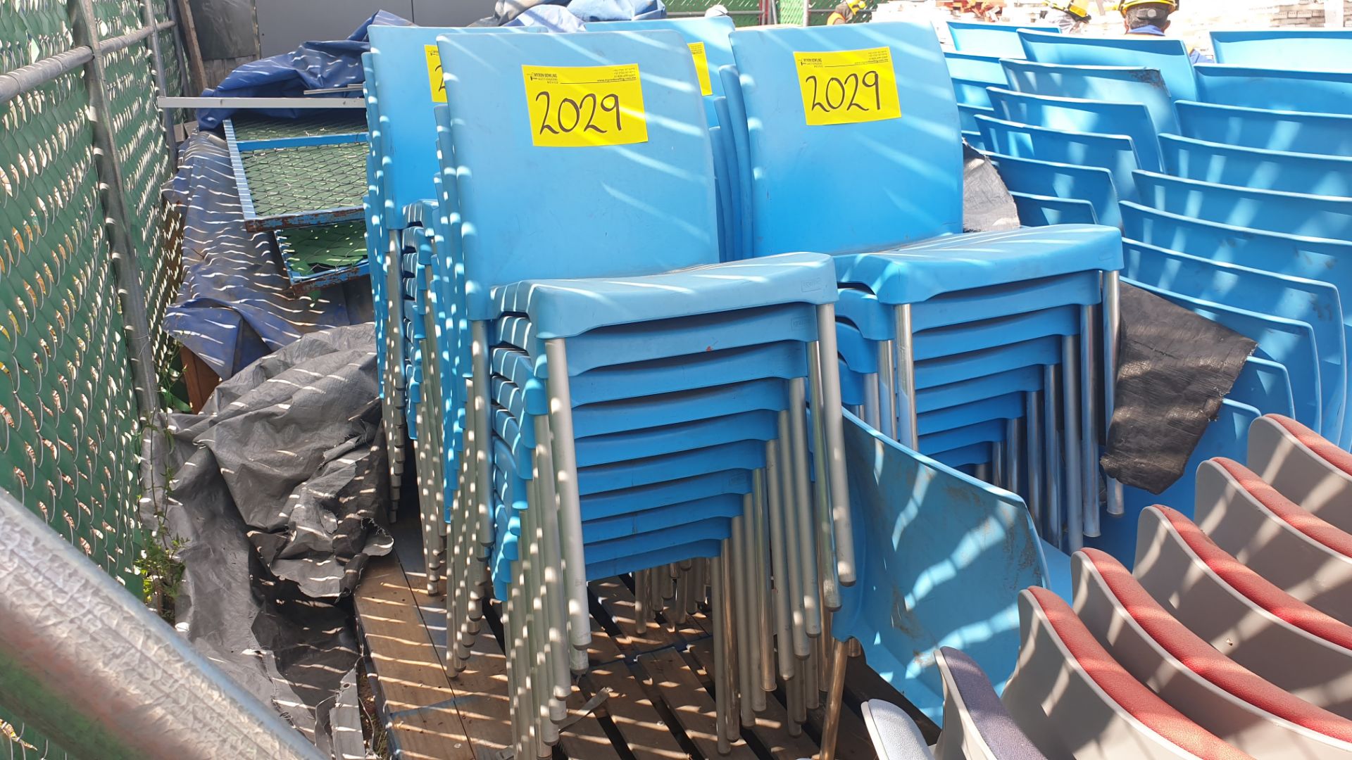 1 Lote of 40 blue plastic chairs, 7 metal chairs for office with backrest and upholstered seat - Bild 16 aus 22