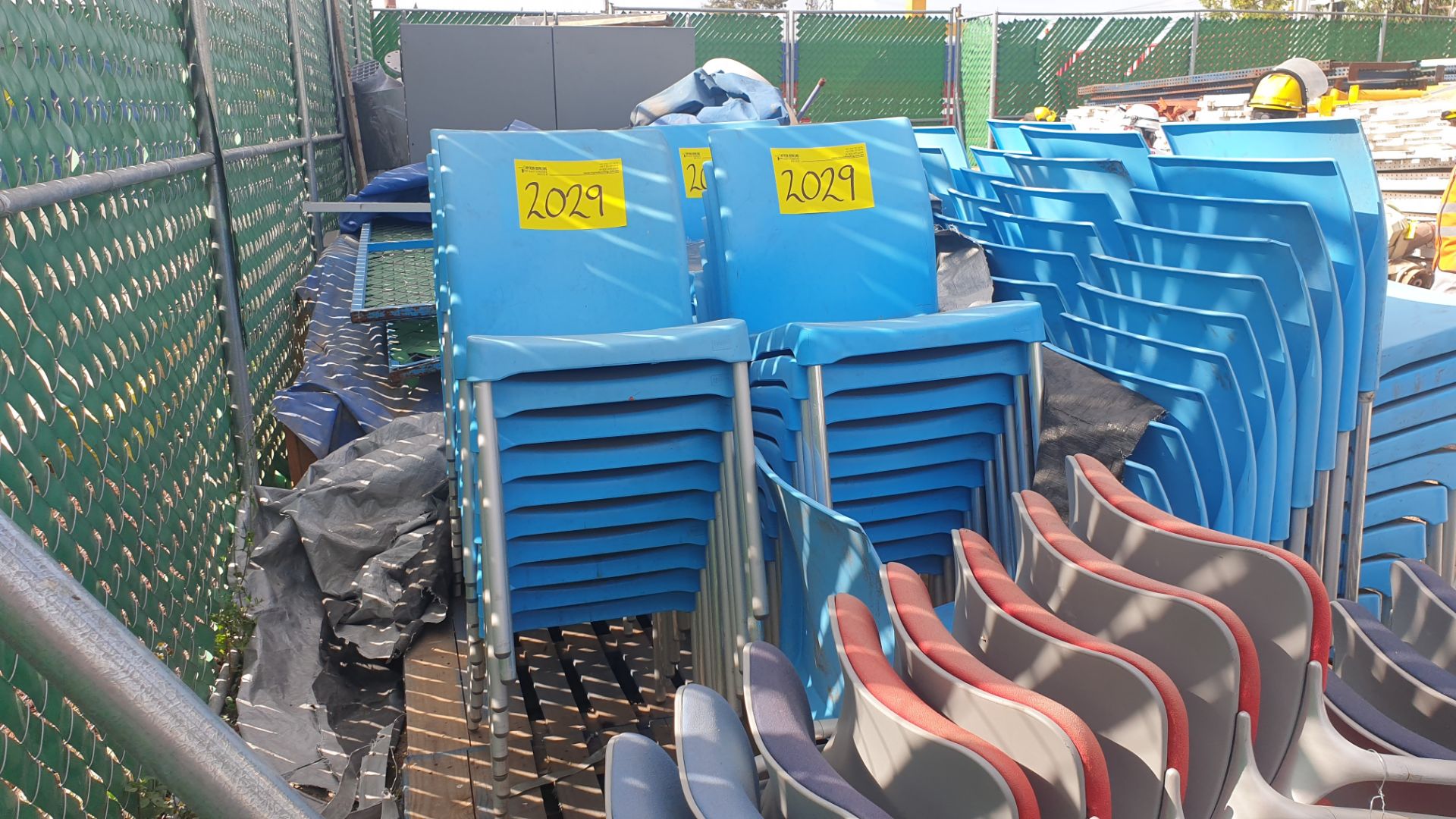 1 Lote of 40 blue plastic chairs, 7 metal chairs for office with backrest and upholstered seat - Bild 7 aus 22