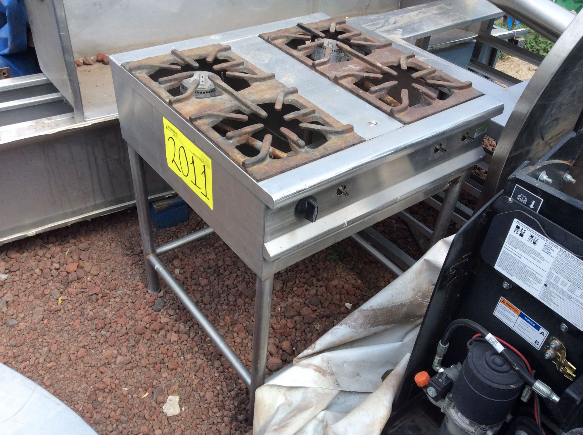 1 staineless steel gas grill with four burners, measures .70 x .70 x .80 - Image 29 of 38