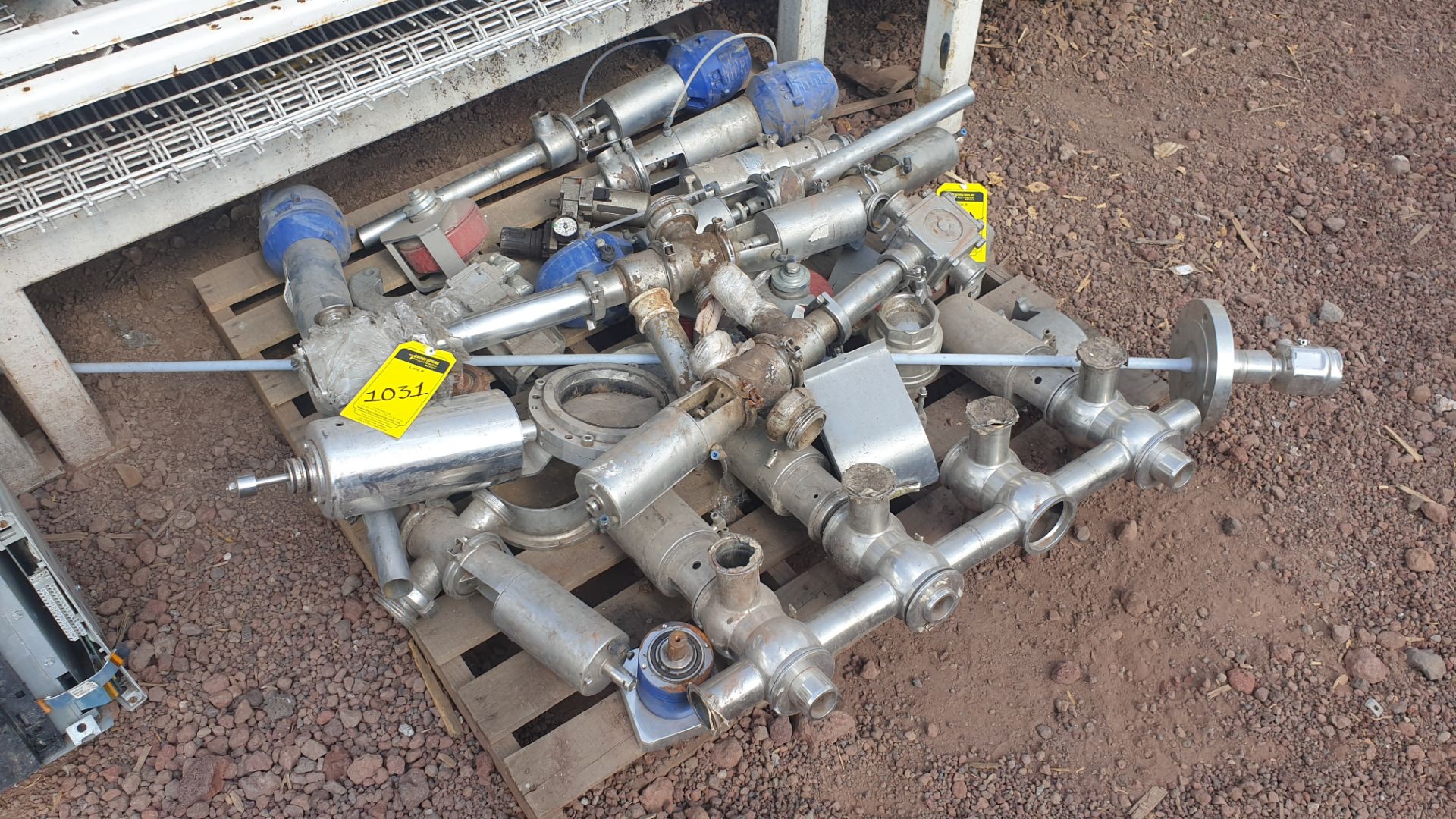 Lot of spare parts, valves, volumetric scales. Please inspect - Image 3 of 8