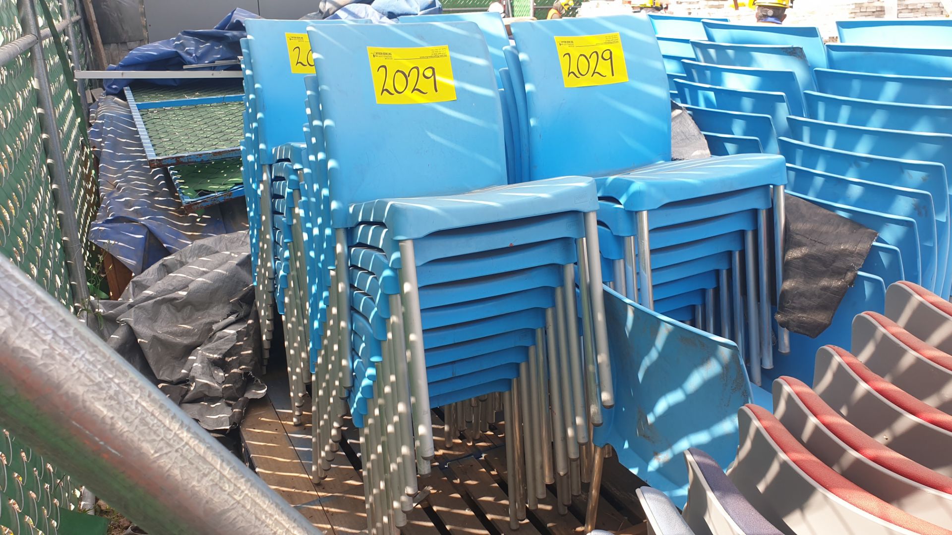 1 Lote of 40 blue plastic chairs, 7 metal chairs for office with backrest and upholstered seat - Bild 10 aus 22