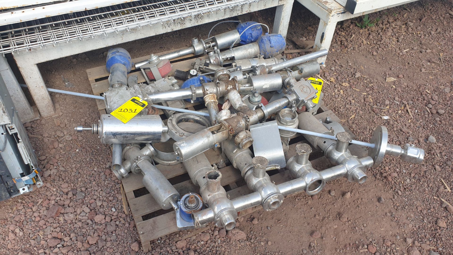 Lot of spare parts, valves, volumetric scales. Please inspect - Image 5 of 8