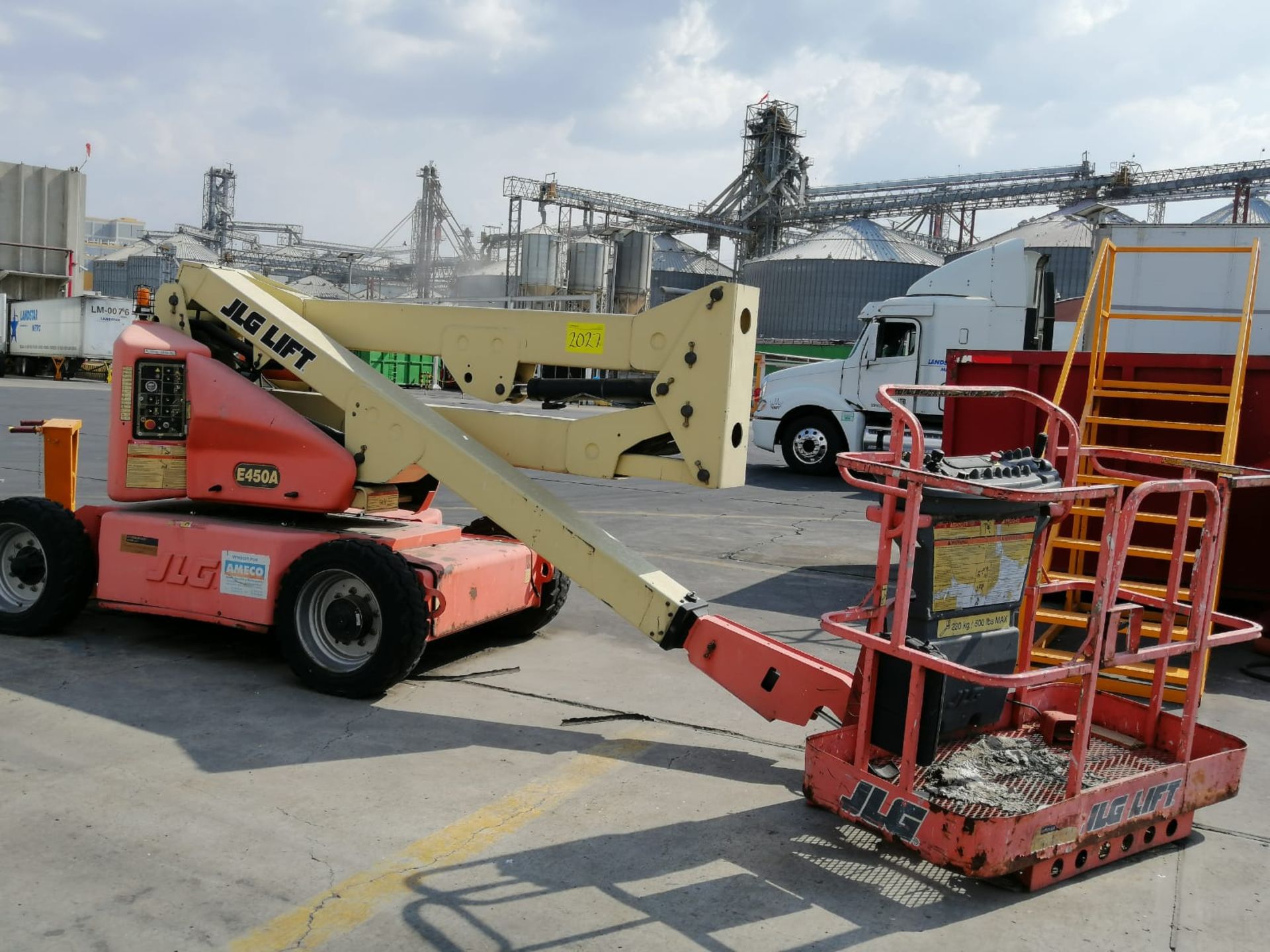 1 JLG Lift model E450A year 2001 N/S 0300063074 maximum lift 12 meters. Please inspect. - Image 17 of 32