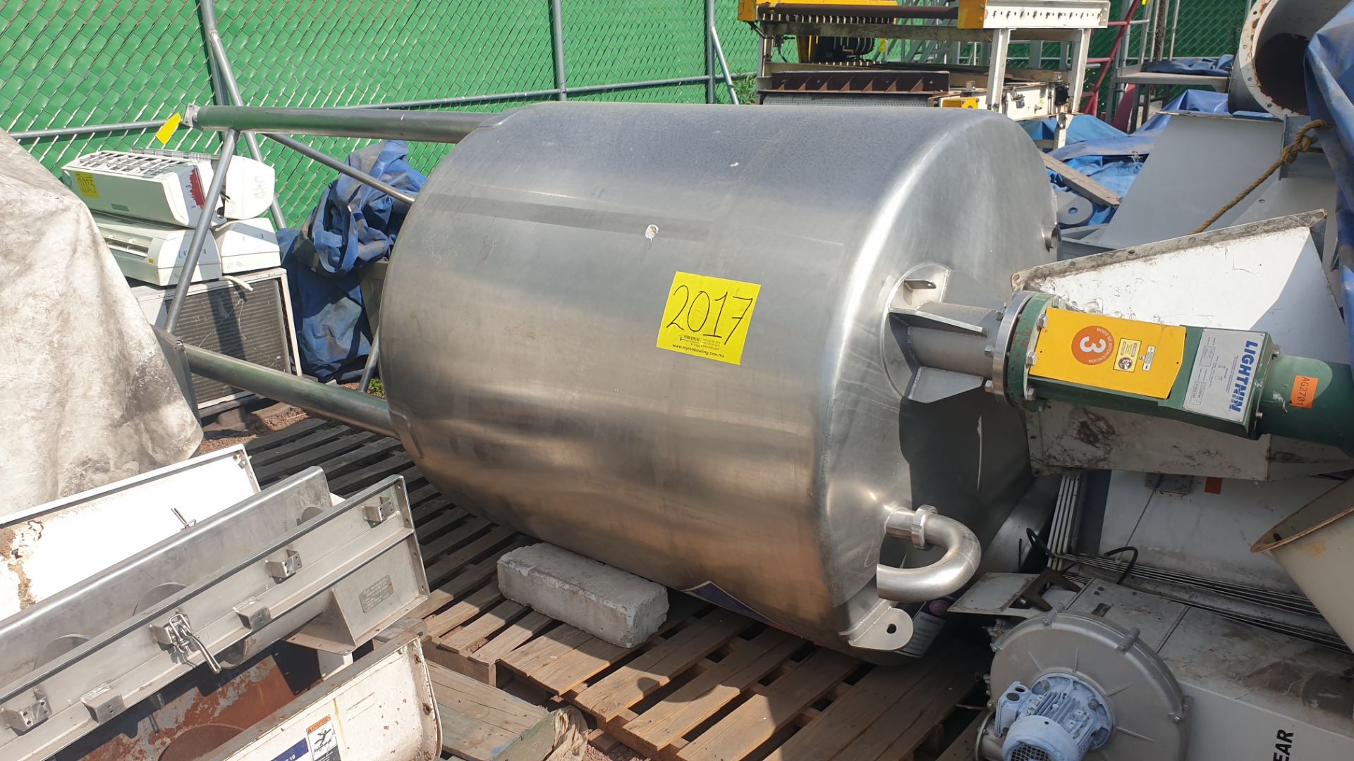 1 staineless steel elevated vertical tank, capacity 3000 liters. - Image 10 of 19